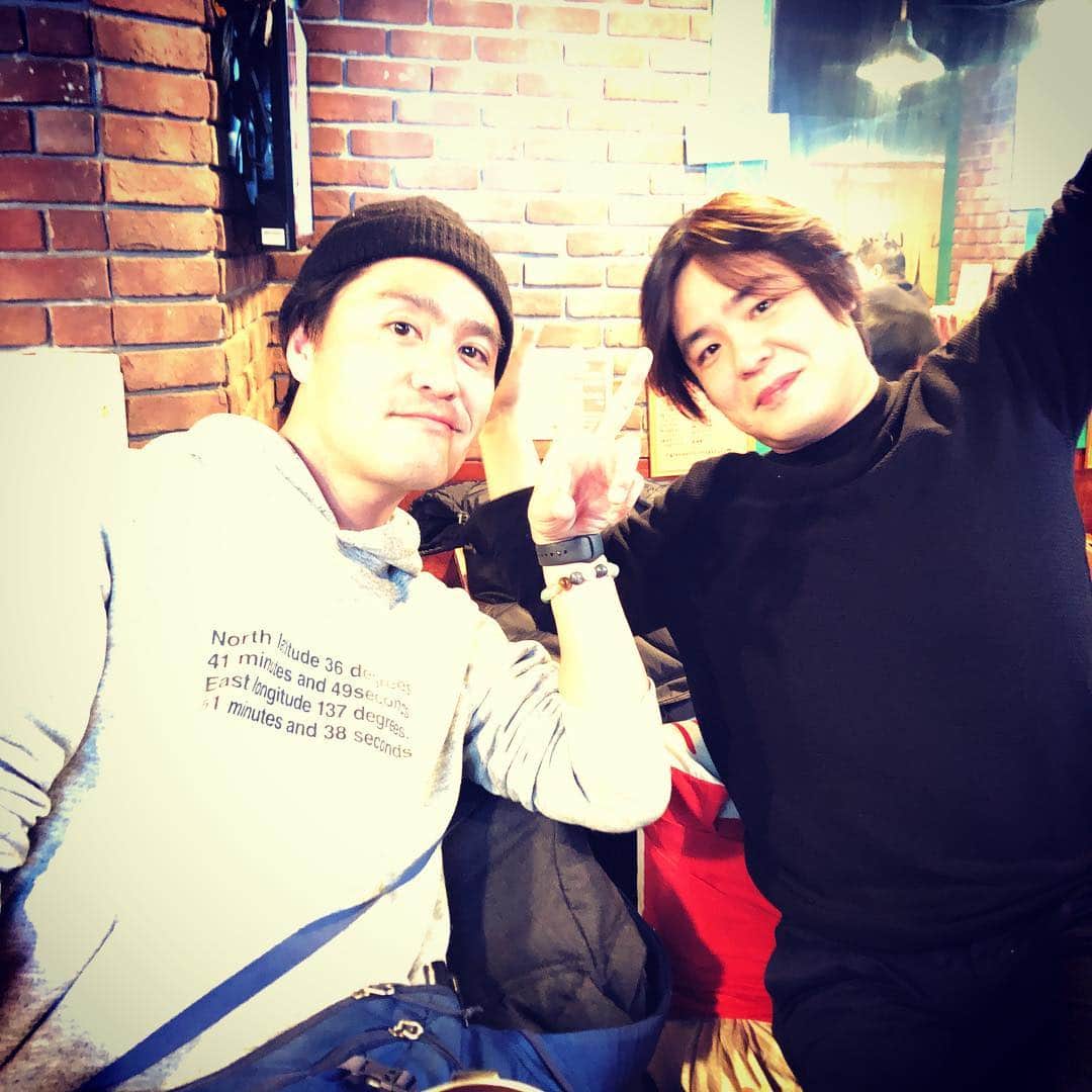 ISEKIのインスタグラム：「BREND YOU 番外編 京都、大阪と終わり 2人で打ち上げ✨ 名古屋もよろしくね👍  いや〜 仲間って素晴らしいですなぁ 今日も最高だった！ ありがとう〜✨ #花沢耕太 #シカプー #ISEKI」