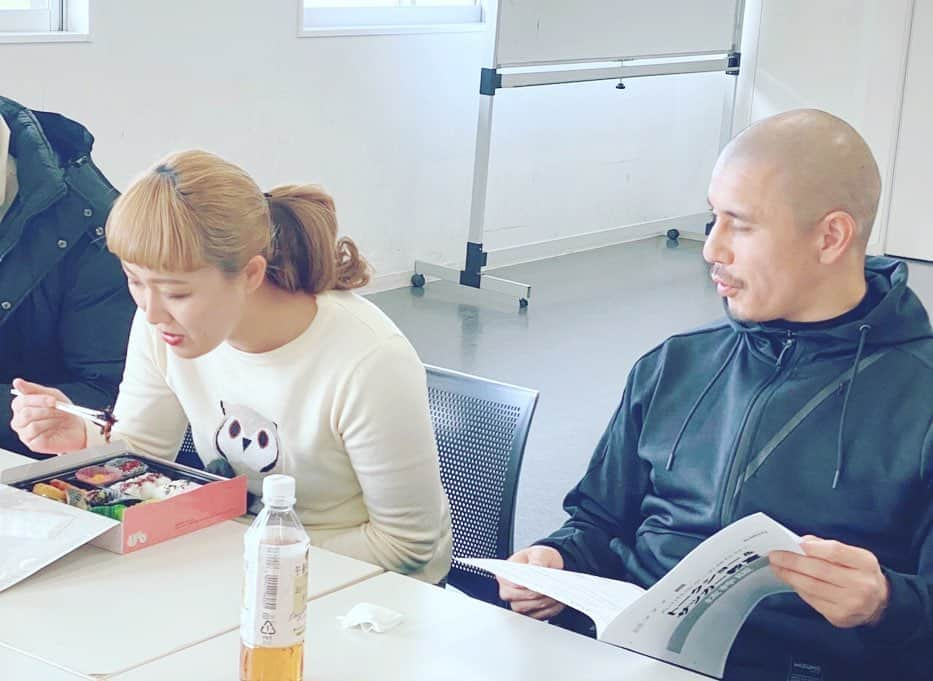 丸山桂里奈さんのインスタグラム写真 - (丸山桂里奈Instagram)「８日の日にサッカー教室でした⚽️ kirinさん、ライフさん、みなさまありがとうございます。 そして岳登さん、お誕生日おめでとうございます🎂🎁８日ではなく、今ですね。１０日ですね。 いつもパワーがあり、いろんなことにチャレンジする姿を見て刺激を受け、そしてサッカーで繋がれる幸せを噛み締めてます。ありがとうございます。 芝のように縦長く伸びる筋肉で、今日というお誕生日をステキな日にしてください😌🙋‍♀️👍 あ、今月あと数回同じになります。楽しみー❤️ #岳登さん #しつこいくらい脳みそになすりつけました #お誕生日おめでとうございます #今でしょ #２月１０日 #何歳でしたか #大阪からプレゼント重たかったですね #気持ちだけは届けたくて #毛穴から全て思いを込めて #これからもよろしくお願いします #いい意味で #インスタバエ」2月10日 0時10分 - karinamaruyama