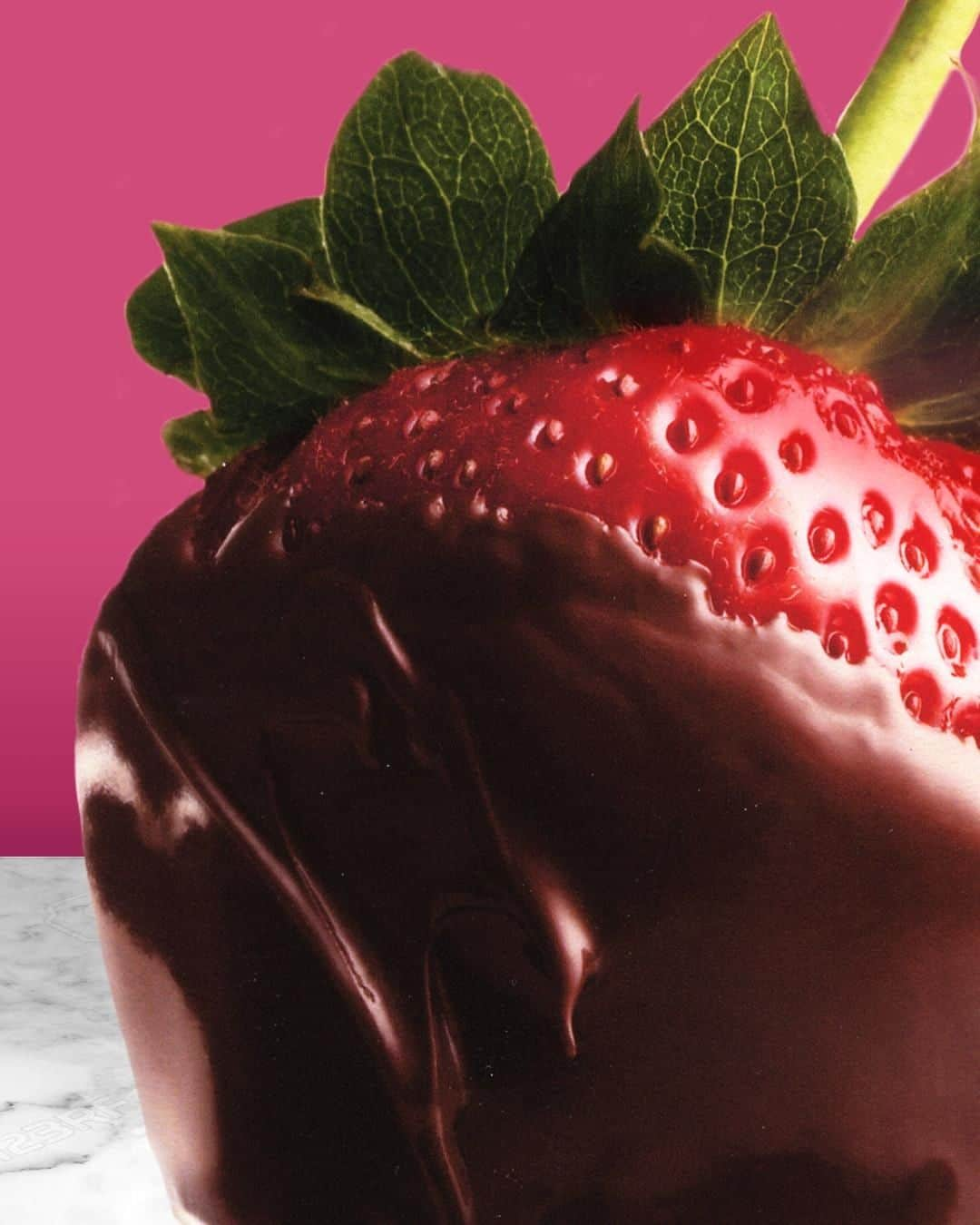 GODIVAさんのインスタグラム写真 - (GODIVAInstagram)「Who else is spending #SweetSunday pre-ordering a box of GODIVA Chocolate-Dipped Strawberries? 🙋‍♀️🍓」2月10日 0時24分 - godiva