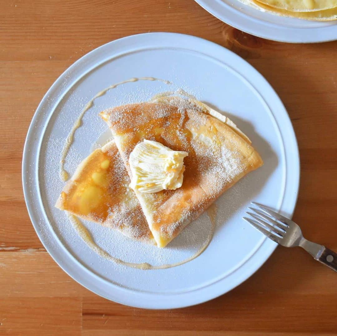 山崎佳のインスタグラム：「私がクレープ焼くためにクレープパン買ったのに、夫ががんがんチャパティ焼くのに使っていてずるい！と思って、今日はクレープ焼いた。 クレープパン最高じゃないか…もっと早く買えばよかった…」