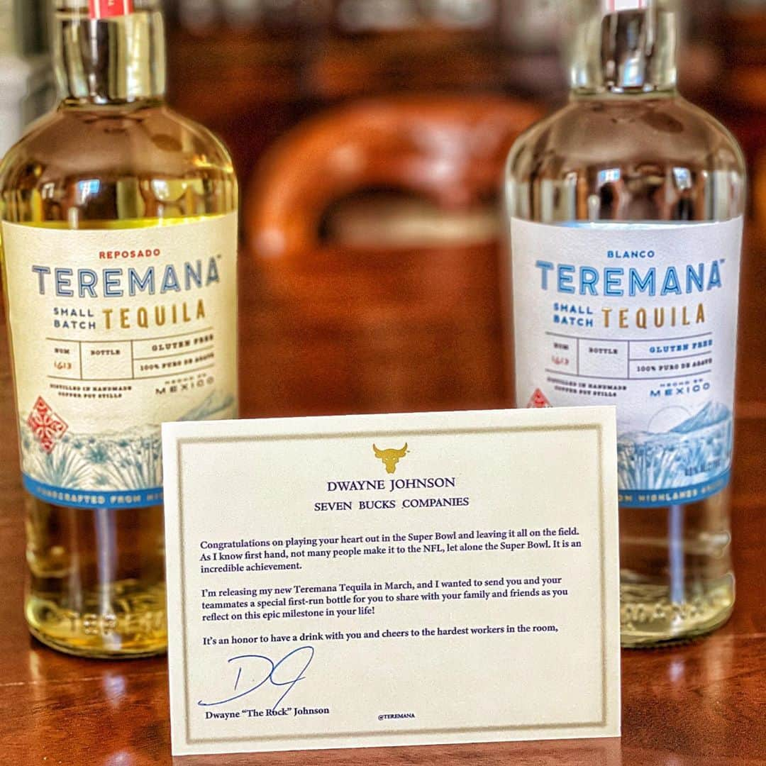 ドウェイン・ジョンソンさんのインスタグラム写真 - (ドウェイン・ジョンソンInstagram)「As promised, I delivered special first run bottles of my @teremana tequila to every @49ers & @chiefs player in the SUPER BOWL with a personal note from me.  And though I failed at my dream of making it to the NFL, Im the lucky SOB who gets to live vicariously thru their greatness.  Whilst sipping my tequila with them all 😉🥃 Cheers to the AFC/SUPER BOWL WORLD Champs & the NFC Champs and their greatness.  And a life long toast to always being the hardest workers in the room.  Enjoy the tequila, gentlemen with your family & friends.  #livingthedream 🏈  #teremanatequila 🥃」2月10日 0時25分 - therock