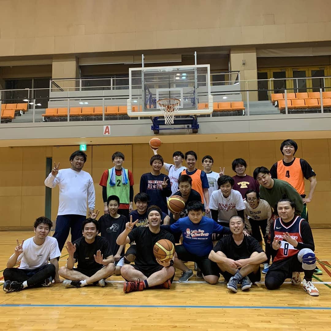 山名文和さんのインスタグラム写真 - (山名文和Instagram)「バスケした。 今日は21人集まった。 人間っていいな の やなぼうは 本田圭佑選手の催眠をかけられ、バスケしてた。 ずっと 鼓舞してた。  大阪ブルズ」2月10日 0時27分 - fumikazu_yamana