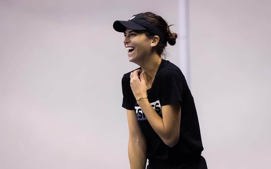 アイラ・トムリャノビッチのインスタグラム：「I prob said something hilarious」