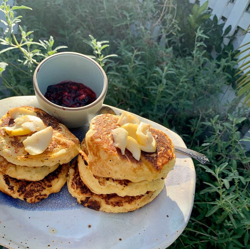 マギー・グレイスのインスタグラム：「And the award for homemade Sunday pancakes goes to ...」
