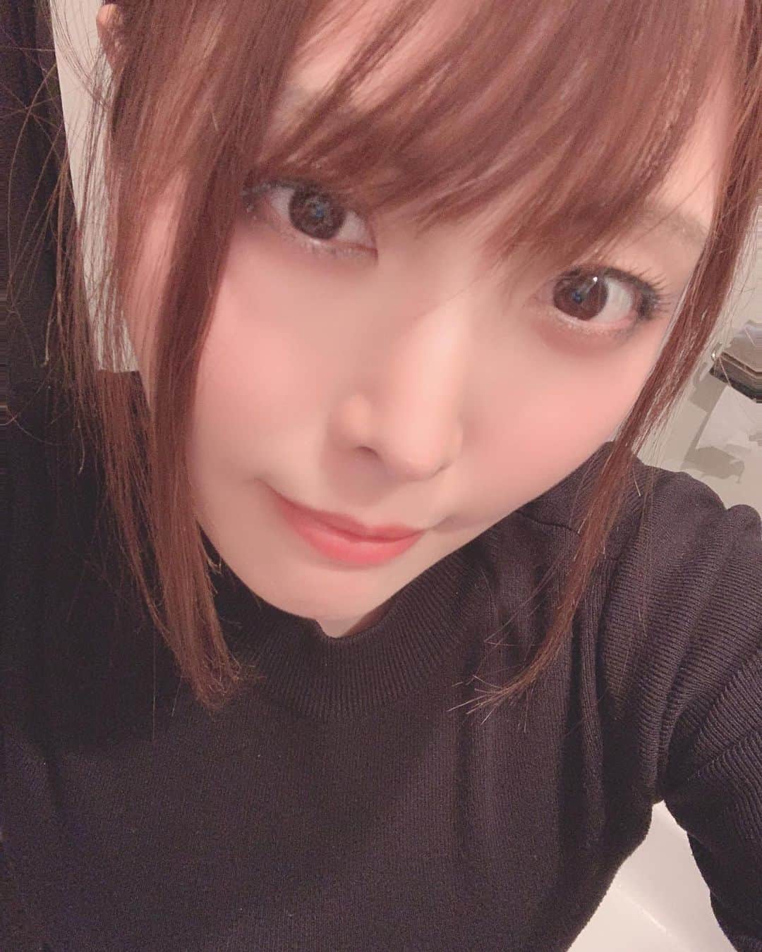 新村あかりのインスタグラム：「裸眼で極限まで愛想をよくしてみました。真顔はめっちゃこわい😅」