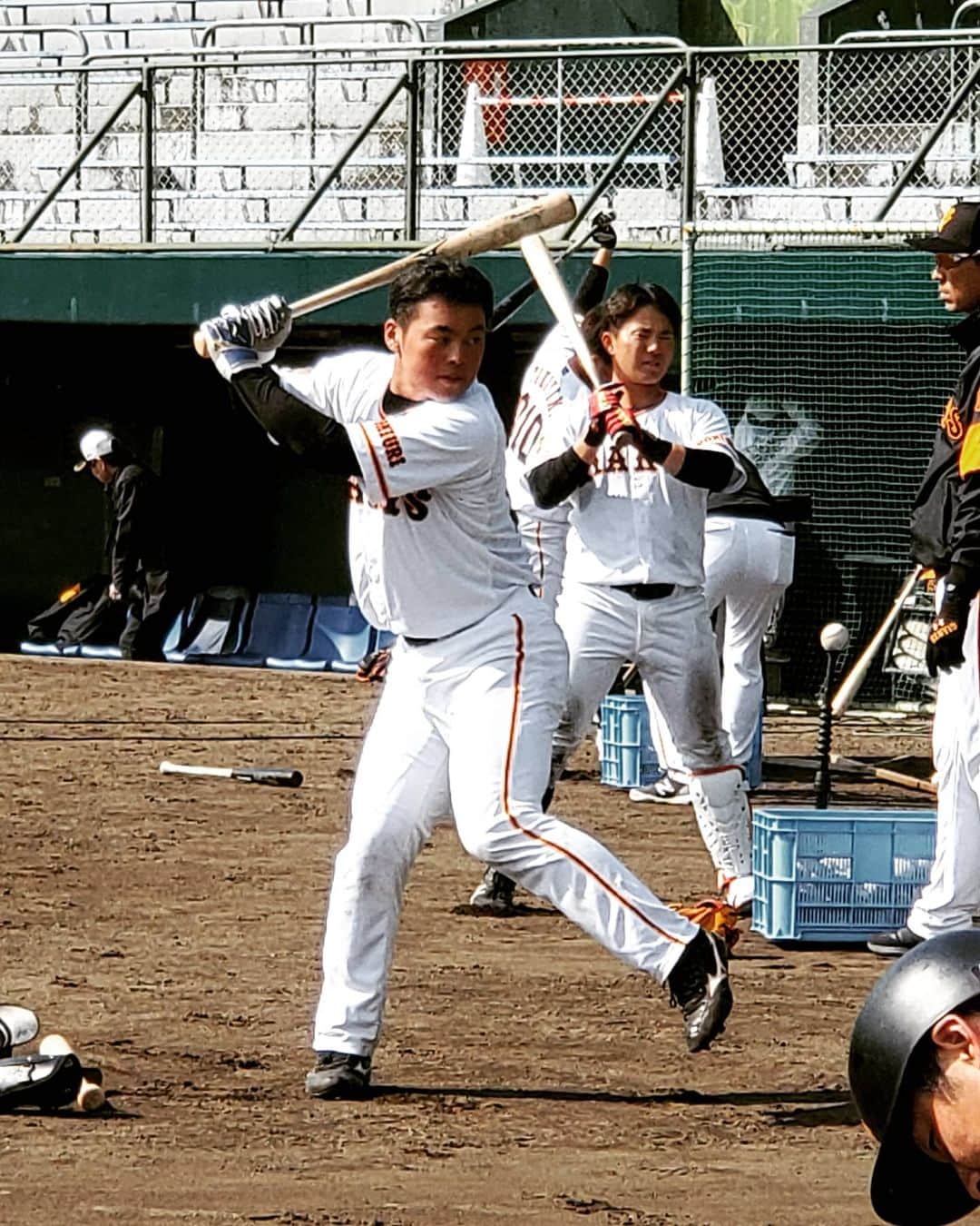 飯田嘉太のインスタグラム：「キャンプ取材②日目⚾  今回は巨人の山瀬選手👍  遠くからでも僕らにすぐ気付いてくれました☺  石川の人に会うとちょっと落ち着くんですと はにかむ山瀬選手😂  それだけ神経をとがらせて キャンプに臨んでいるんだなと💦  憧れの阿部慎之助２軍監督の下で 一生懸命頑張っていました‼  明日は選手たちが休養日なので沖縄に移動します✈  #プロ野球 #baseball #キャンプ #取材 #宮崎 #読売巨人軍 #読売ジャイアンツ #GIANTS #星稜 #山瀬慎之助 選手 #キャッチャー #必笑 #阿部慎之助 #監督 #石川テレビ #石川さん #livenewsit #イイダスポーツ #アナウンサー #飯田嘉太」