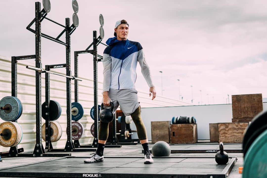 トーマス・レーラーさんのインスタグラム写真 - (トーマス・レーラーInstagram)「Stormy days 🌥💨 time to collect that energy 🔋 #weworkout #throwers #athletic #atletismo #kettlebell #kettlebellworkout」2月10日 1時02分 - thomasroehler