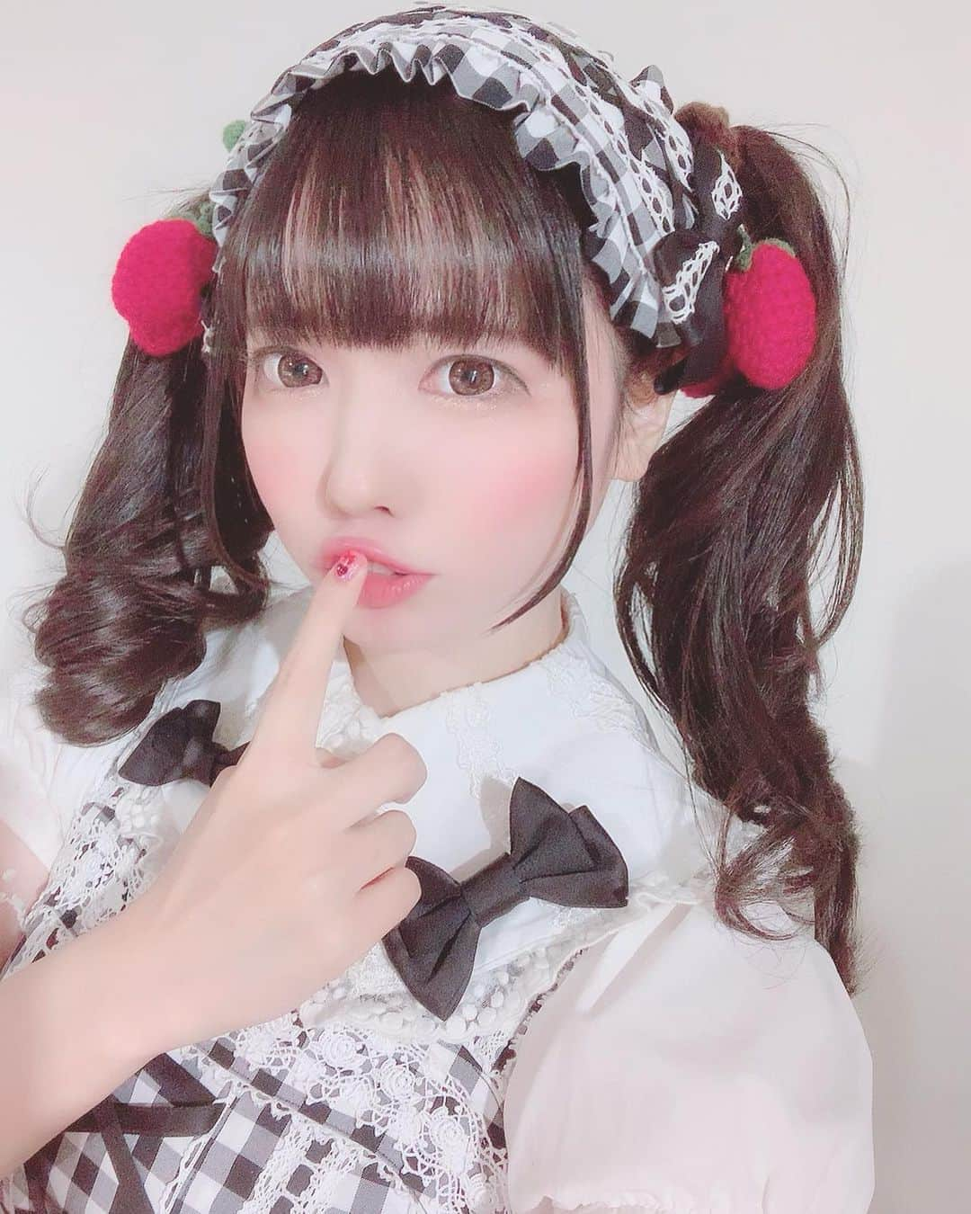 恋汐 りんごさんのインスタグラム写真 - (恋汐 りんごInstagram)「🖤 🍓 🖤 🍓 (Ｕ∩ 'ᴗ' ∩Ｕ) #metamorphose #ロリータ  #lolita  #japanesegirl  #japaneseidol  #idol #twintails #恋汐りんご」2月10日 1時03分 - sioringogo