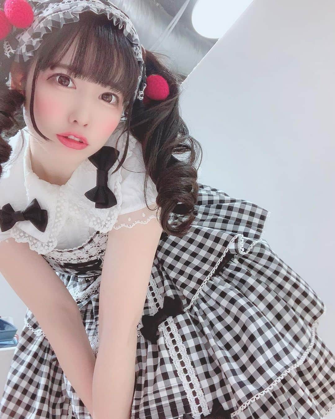 のインスタグラム：「🖤 🍓 🖤 🍓 (Ｕ∩ 'ᴗ' ∩Ｕ) #metamorphose #ロリータ  #lolita  #japanesegirl  #japaneseidol  #idol #twintails #恋汐りんご」