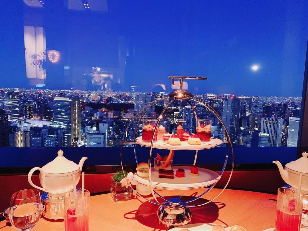 星野ナミのインスタグラム：「アフタヌーンティー☕️🍰 次はワンピースかドレス着てまた来たいな👗🌸 #happybirthday 🎂 #teatime #afternoontea」