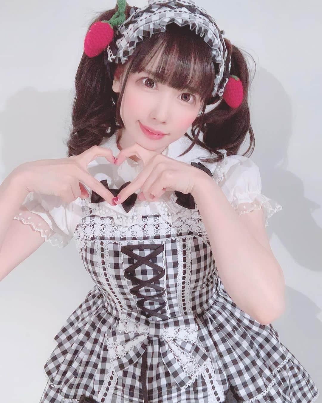 恋汐 りんごさんのインスタグラム写真 - (恋汐 りんごInstagram)「🖤 ♡ 🖤 ♡ (Ｕ∩ 'ᴗ' ∩Ｕ) #metamorphose #lolita #japanesegirl  #japaneseidol  #idol #twintails  #ロリータ  #ギンガムチェック #恋汐りんご」2月10日 1時11分 - sioringogo