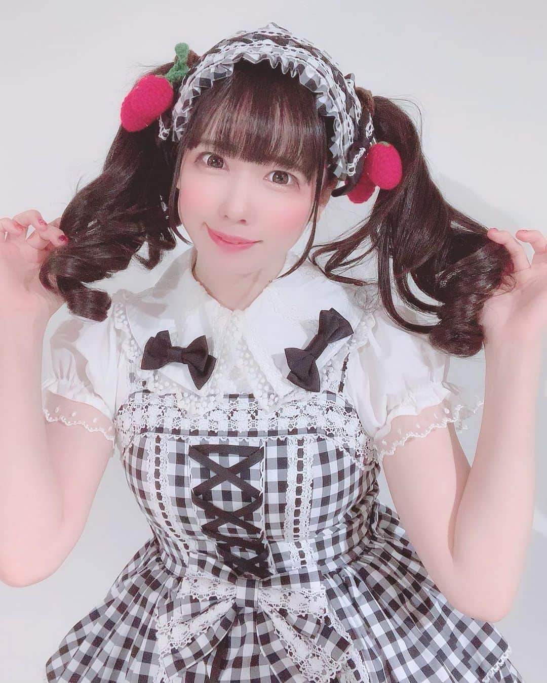 のインスタグラム：「🖤 ♡ 🖤 ♡ (Ｕ∩ 'ᴗ' ∩Ｕ) #metamorphose #lolita #japanesegirl  #japaneseidol  #idol #twintails  #ロリータ  #ギンガムチェック #恋汐りんご」
