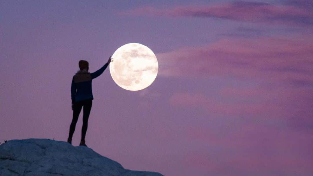 Travis Burkeさんのインスタグラム写真 - (Travis BurkeInstagram)「Last night we descended onto another planet and watched the full moon rise over this wild martian landscape! Swipe right to see our close encounter with the moon.  If you know where this remote planet is, please keep it unnamed and we can encourage others to research, explore and get lost in the beauty of the universe. 🧑🏼‍🚀🚀💫 #fullmoon #lunarlandscape #spacenerd」2月10日 1時22分 - travisburkephotography