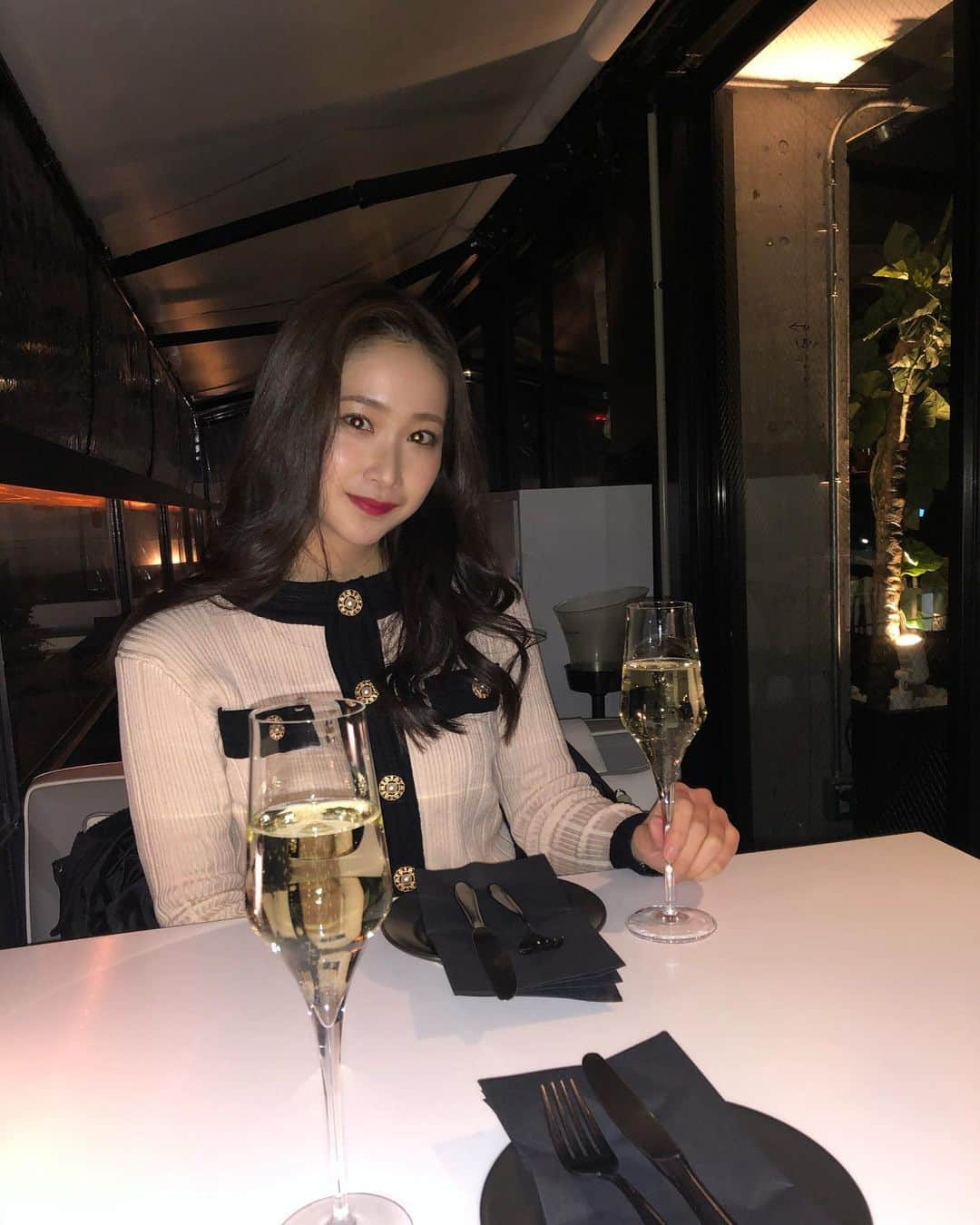 花那さんのインスタグラム写真 - (花那Instagram)「🥂 . #오오티디 #얼스타그램 #옷스타그램#韓国コーデ#머리스타일 #메이크업#メイクアップ #얼스타그램 #얼짱스타그램 #사진스타그램 #사진 #bday#생일 #생알로에 #생일파티 #행복 #행복스타그램 #친구스타그램」2月10日 1時40分 - _im_kana