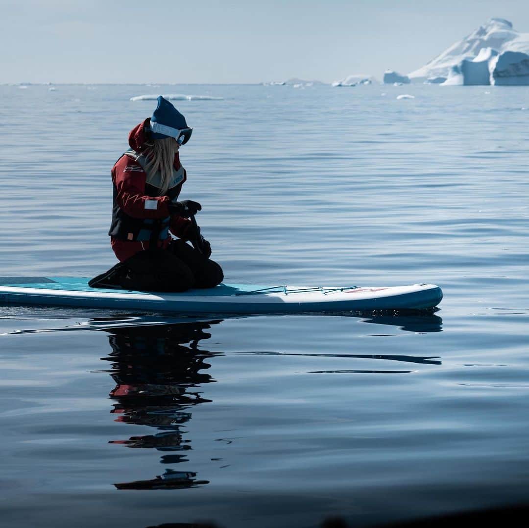 ギンタ・ラピーナさんのインスタグラム写真 - (ギンタ・ラピーナInstagram)「We paddle boarded 6.5km , saw whales up close and jumped off an iceberg. What a day! ❤️ • • 📷 @sheltondupreez」2月10日 1時47分 - gintalapina