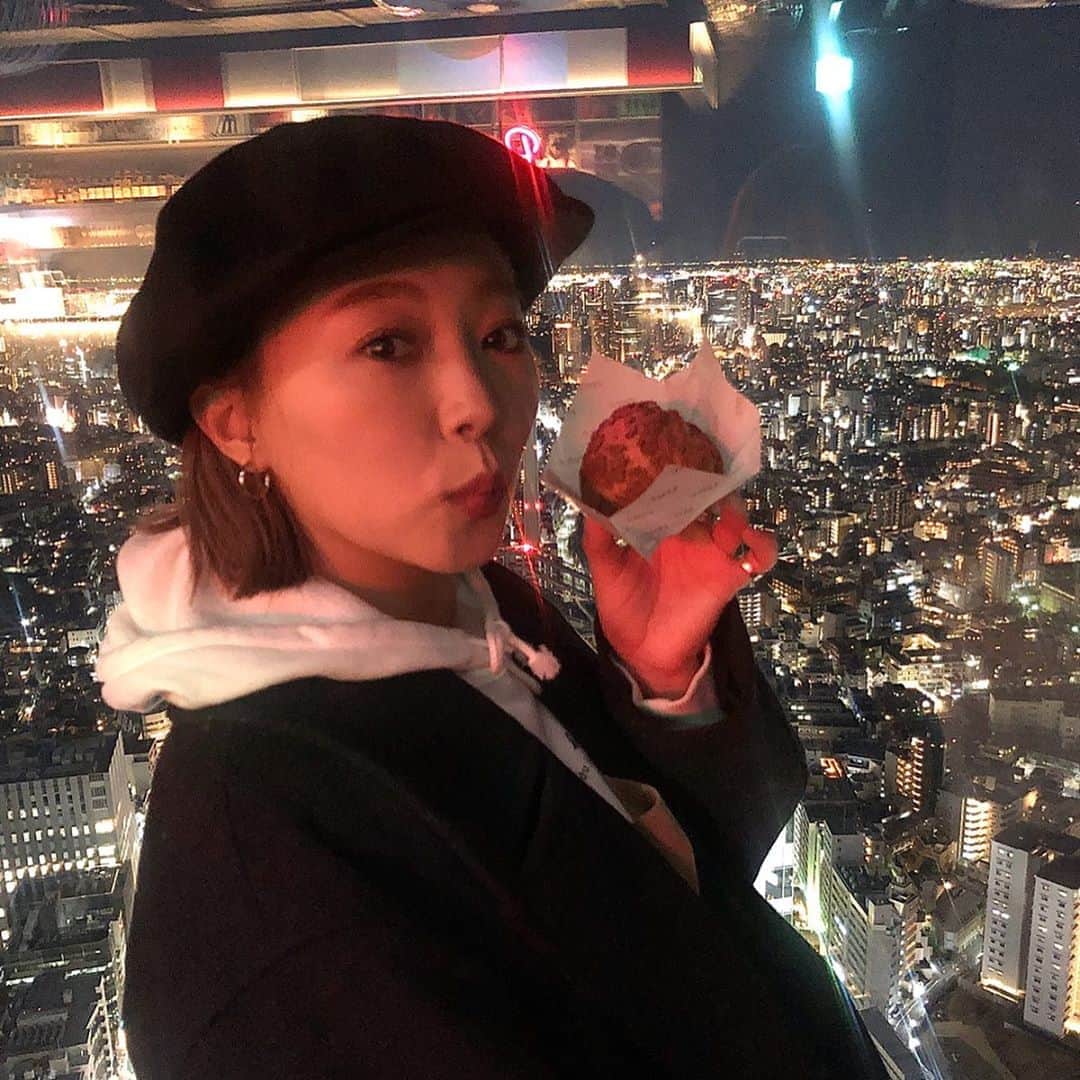 橋本愛奈さんのインスタグラム写真 - (橋本愛奈Instagram)「渋谷スクランブルスクエアの 46Fにある展望台へ🪐 夜景がめちゃめちゃ綺麗で 雰囲気が素敵すぎました、、、 わたしは安定の諸塚と堪能しましたが笑 デートには最高のオススメスポット♡ 46Fのパラダイスラウンジで食べれる @puffztokyo のシュークリームも絶品でした🤤 (2/14まで限定のショコラフランボワーズ美味しすぎてほっぺた落っことしてきちゃった) #paradiselounge  #puffztokyo」2月10日 1時50分 - aina_hashimot0