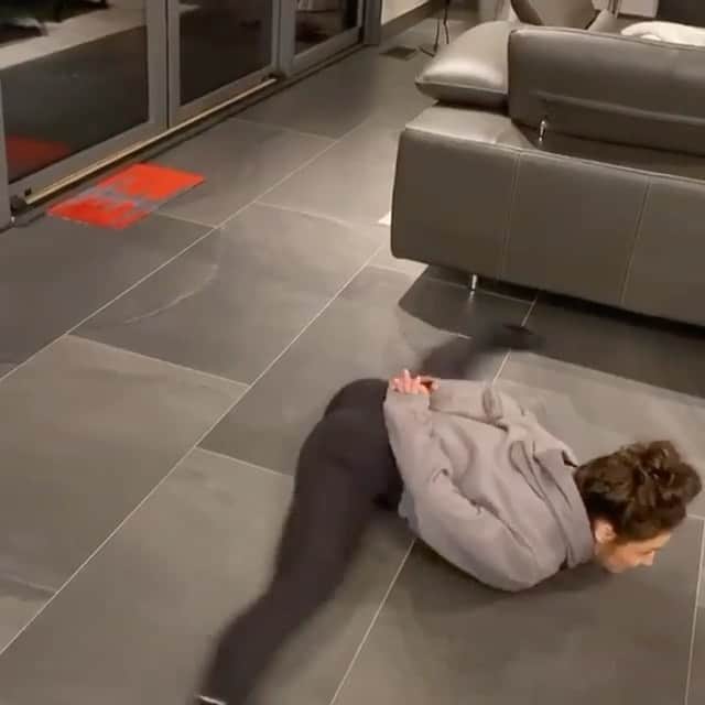 1.9m Fitness Inspirationのインスタグラム：「new flex challenge?? tag someone you think could do this !! 🤣🥰🦄🧜‍♀️🌈 by @jax.kranitz #fitgirlsguide」