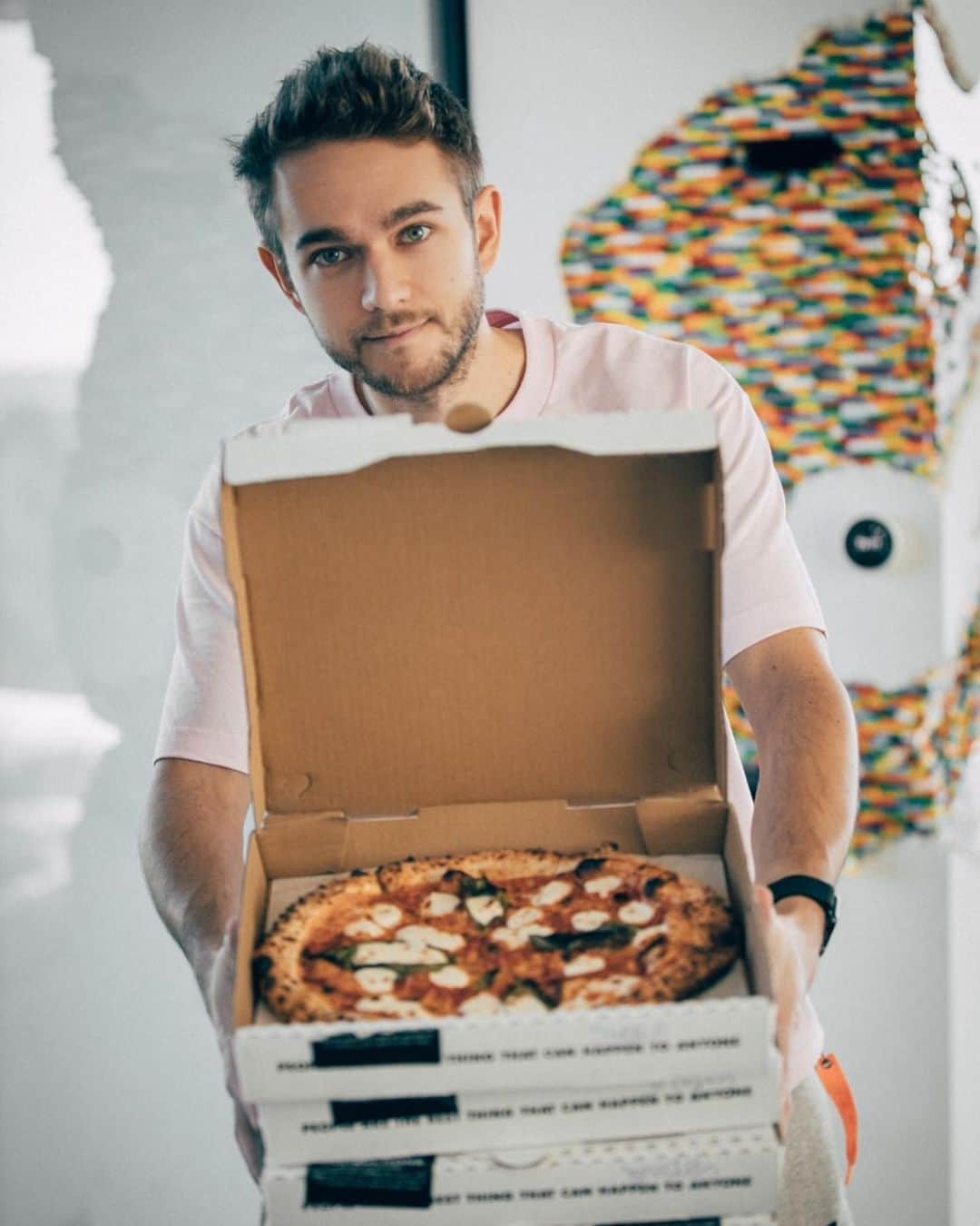 ゼッドのインスタグラム：「slice, slice baby! #NationalPizzaDay」