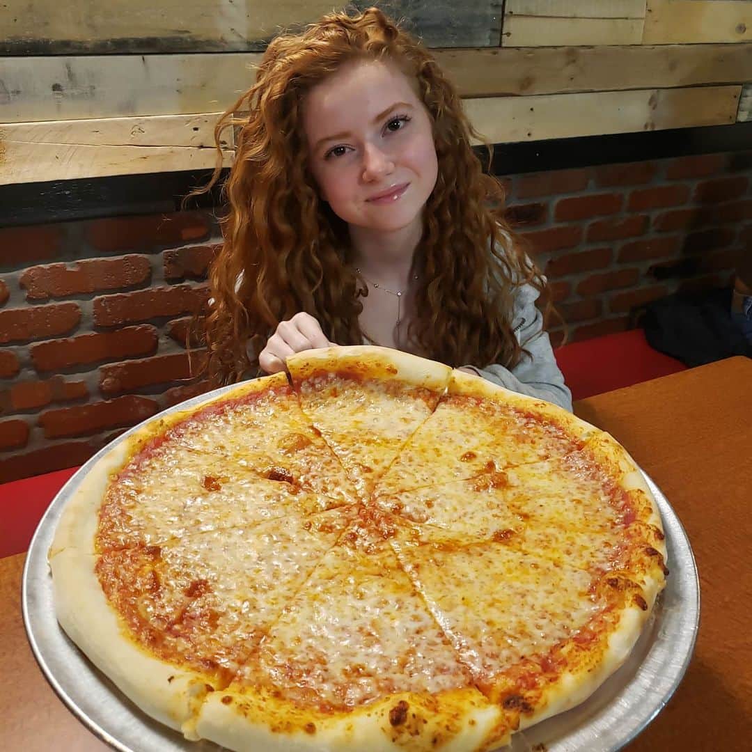 フランチェスカ・カパルディのインスタグラム：「Happy National Pizza Day! Say cheeeese! Who would you like to share a slice with? 💙🍕」