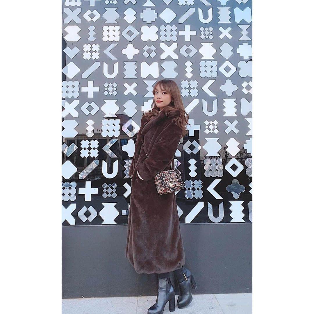 のインスタグラム：「よく分かんない壁で映えの私 アンコウの目玉噛んじゃって複雑な顔の私  #ヤバいもの口入れたと思った #とにかくケジャンは美味しすぎ #韓国でもダーツ熱 #darts #간장게장」