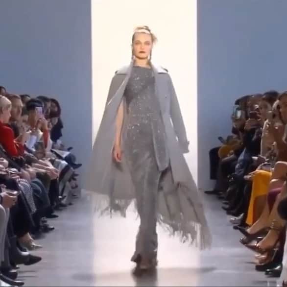 ヴラダ・ロスリャコヴァのインスタグラム：「I need this @badgleymischka coat in my life 💕」