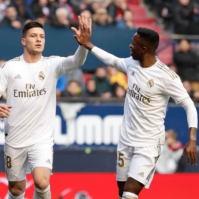 ヴィニシウス・ジュニオールのインスタグラム：「Osasuna 1-4 Real Madrid 💪🏾🙅🏾‍♂️ +3 puntos y seguimos lideres ⚽️👊🏾 HALAMADRID!」