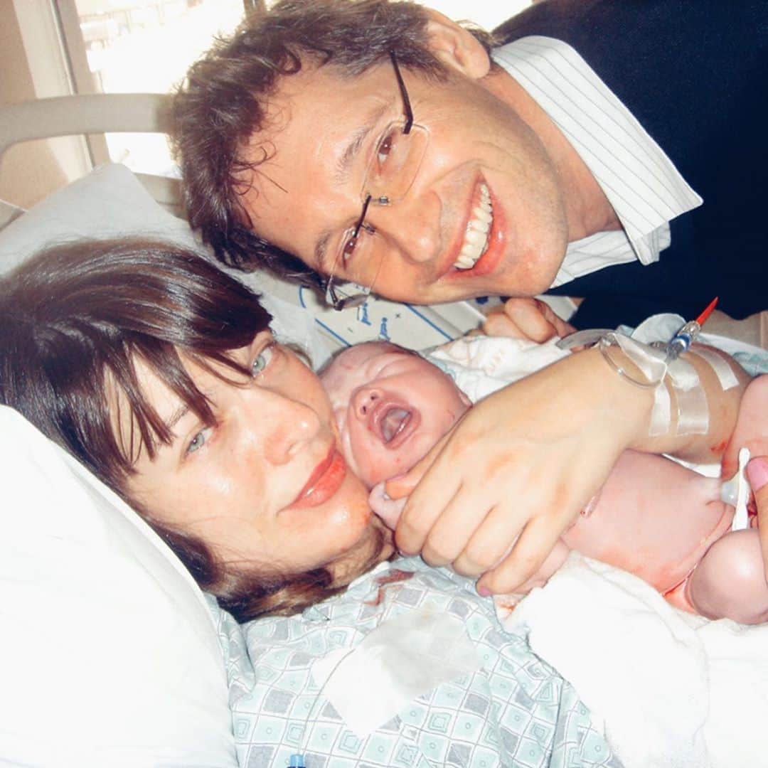 ミラ・ジョヴォヴィッチのインスタグラム：「From 2007 to 2020, it’s amazing to watch our little family grow. I’ve been looking through old pics of our two other births and thought it was interesting to see Paul and I then and now and also see our babies side by side on the day they were  born. I learned a lot from my first delivery till now, mainly to touch up my make up right before hand so I look presentable for pictures!😂The first baby pic is Ever, then Dash and Osian is the last pic. They all look so much alike. Osian is definitely the most substantial with that round, full moon face! #evergaboanderson #dashielanderson #osianlarkelliot」