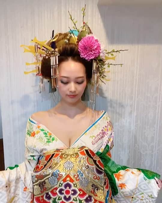 RabichePowのインスタグラム：「全体みたいとリクエスト頂いたので♡ . 1枚目と2枚目違う形のオリジナル花魁❤️ . 忙しくていつも最後に来てくれた子とかしか 写真撮れなかったけど また担当させてもらったみんな写真ちょーだい🤣💙 . . 北新地のお化けほんと好き❤️ . 楽しい♡ . ラビッシュポー＆フランベアーで ベストドレッサー賞決めようって言ってたけど みんな忙しすぎてそんな写真撮れんかったかな？🤣💦 . 一個目の動画は耐熱じゃないエクステで 増毛したから毛流れ悪いですが🙏💦 大きくするために頑張りました（笑） . . 前回の写真たくさんのいいねやコメント DMにびっくり❤️ 保存数もかなりあって嬉しかったですー ありがとうございます😊 . たまにはこういうのも新鮮なのかな？🥰 . make @rabichepow.take  着付け @rabichepow.narita . #rabichepow#ラビッシュポー#お化け #着物」