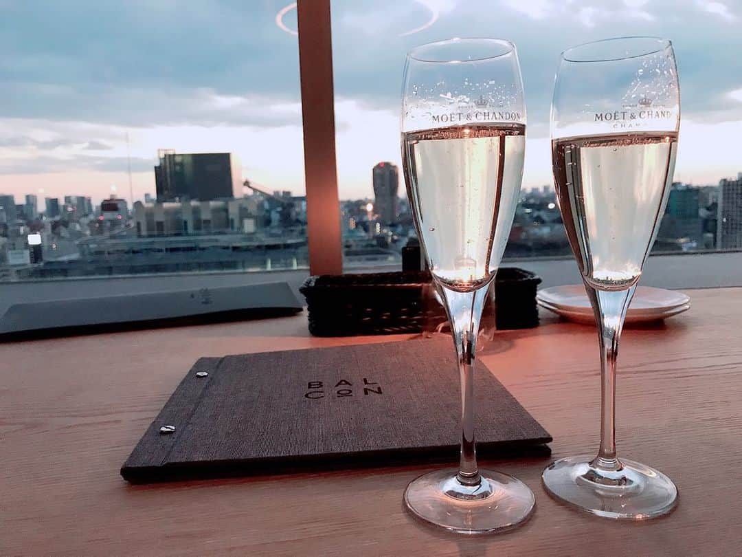 日下裕江さんのインスタグラム写真 - (日下裕江Instagram)「大人の為のバルコニー 『BALCON TOKYO』  1/24三井ガーデンホテルのルーフトップに新しくOpen❣️ とってもお洒落で素敵なレストランでした💓  都内で１番東京タワーが綺麗に見えるレストラン🗼✨ 半個室のソファーがとっても座り心地が良いし、 余りにも居心地が良いから お部屋にいる様な感覚で 時を忘れられた✨  食事もやっぱりDDホールディングスが出してるだけあって、 どれも凄く美味しかったです😋  DDホールディングスと言えば、 ラウンジ1967もすっごく雰囲気良くて好きだけど、  ここもとても素敵で気に入りました💓  また来たい✨  #balcontokyo #三井ガーデンホテル #ルーフトップバー #ルーフトップレストラン #ルーフトップバルコニー #バルコニー #大人の遊び場」2月10日 2時36分 - hiroe___h