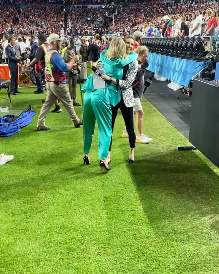 エリン・アンドリューズのインスタグラム：「1 week ago today.. @charissajthompson waiting for me after my first hit at Super Bowl! Meant the world to me CT!! ❤️🏈❤️🏈 Sidenote: Hold on tight to the women who support you 🤗🤗」