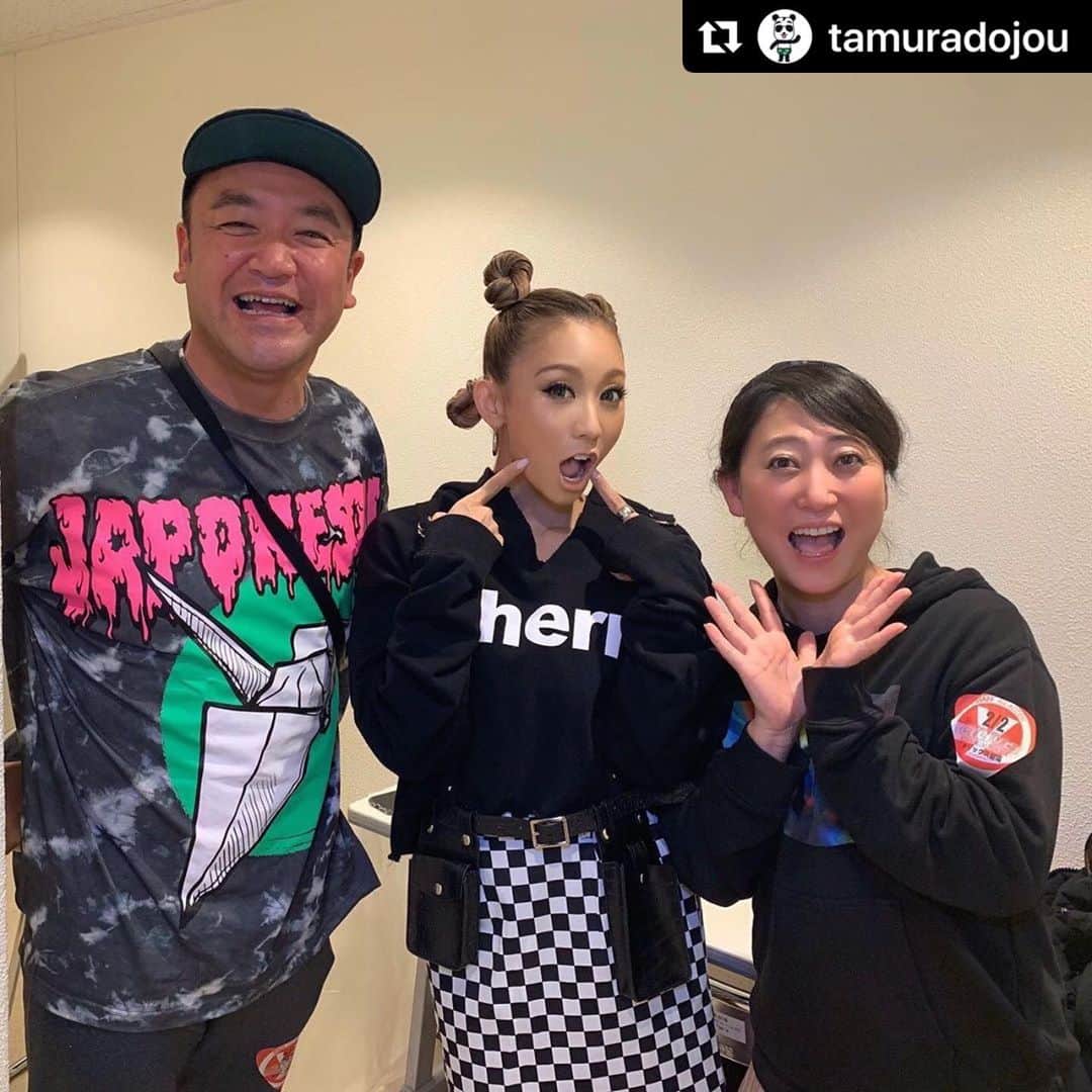 のインスタグラム：「・ ・ たむけんにも駄目元で連絡してみたら… 前日の夜だったのにも関わらず ・ すぐに予定を調整してくれて かけつけてくれたから、本当の家族みたい（笑） ・ 友近さんは、普通にファンです！ ミズタニチエコさんもカズオさんも、大好きです！ ・ あと（ロバート）秋山さんと友近さんがやってる YouTubeの映画も最高です！ ・ ↓ ・ #Repost @tamuradojou with @make_repost ・ 姉ちゃんにライブ呼んでもらって行ったら友近おった。 大阪で『エージェントズ』が結成されました。 良い契約がお互いに出来ますように。。。 ・ 姉ちゃんのライブはほんまに『圧巻！！』の一言！ この人、世界と戦ってるし、ほんで世界を倒せる期待感がえげつない！！最高のエンターテイメント観させてもらいました！ ・ #倖田來未 #友近 #たむけん」
