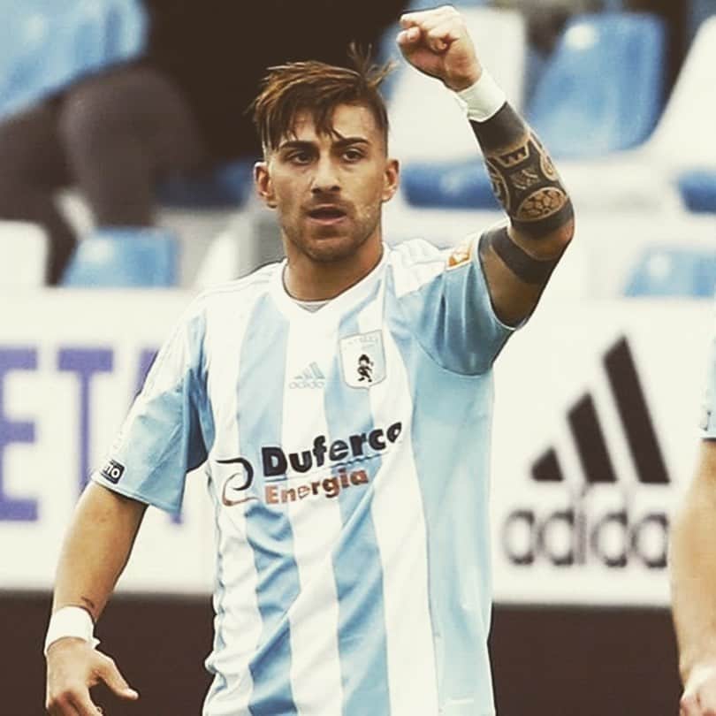 ジュゼッペ・デ・ルカのインスタグラム：「Perché quando vinci è sempre più bello.... never give up come i cani....😉🔥🔥🔥🔥⚪️🔵」