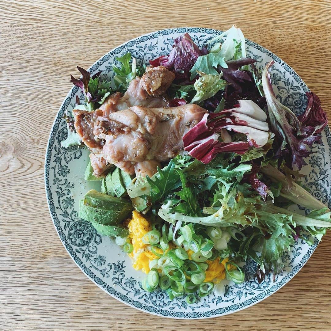 miyoのインスタグラム：「・ ここ最近の昼ごはんはこればっかり。 山盛りサラダ、たっぷりのギーで炒めた卵にネギ(これが美味しいのだ)、アボカド、マリネした肉か魚(味は色々、今日のはスパイスとハーブたっぷりのやつ)、隠れているけどご飯。  サラダはノンオイルでレモンとココナッツアミノ。 ココナッツアミノは甘い醤油のような味の発酵食品で、塩分が少ないのでサラダにぴったり。めちゃ美味しくて好き。 アボカドにもココナッツアミノ。  人参のバルサミコ炒めを作ったのに盛るの忘れたー。(次男が抱えて食べてた。)」
