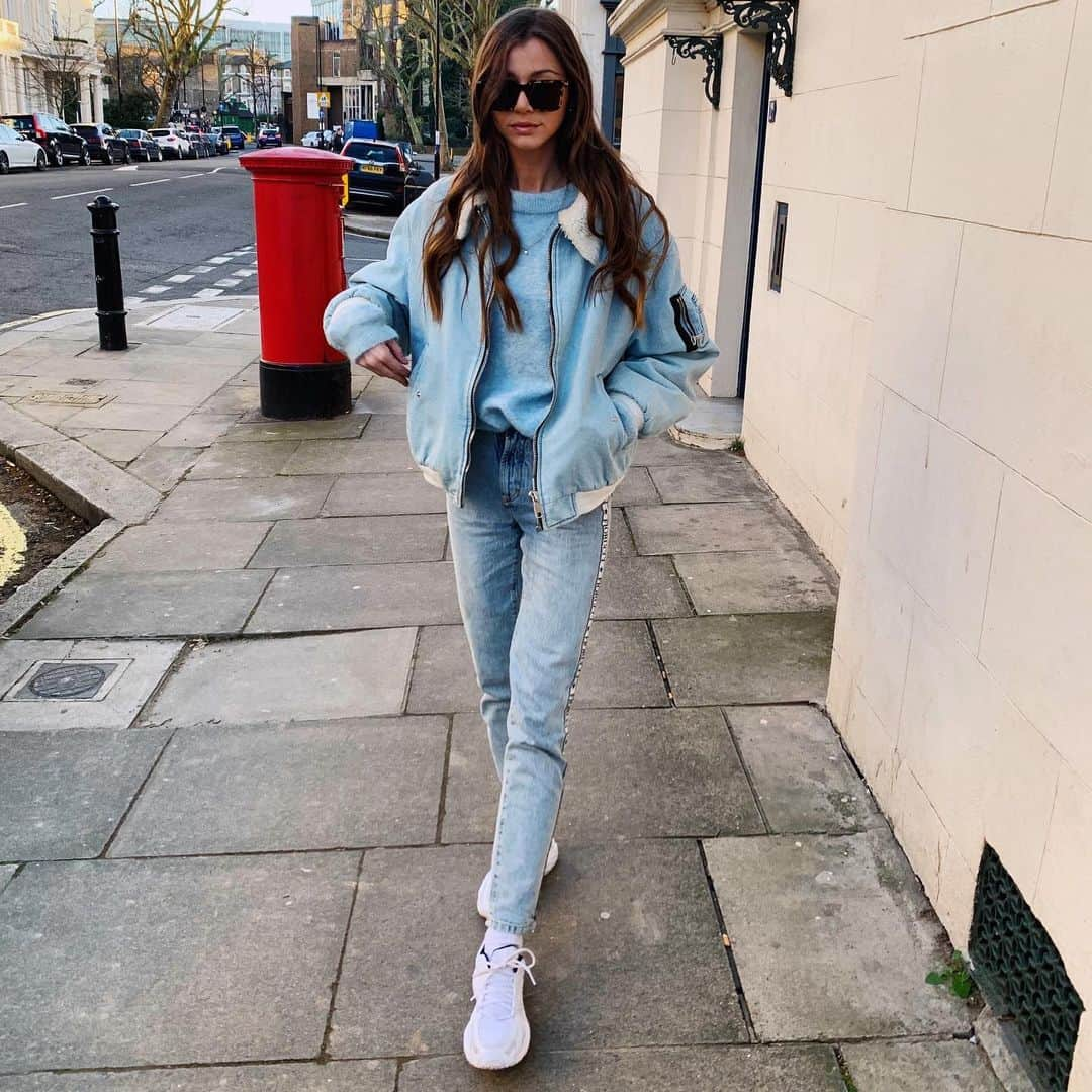 エレノア・カルダーさんのインスタグラム写真 - (エレノア・カルダーInstagram)「I’m blue dabadeedabadaa」2月10日 3時00分 - eleanorcalder