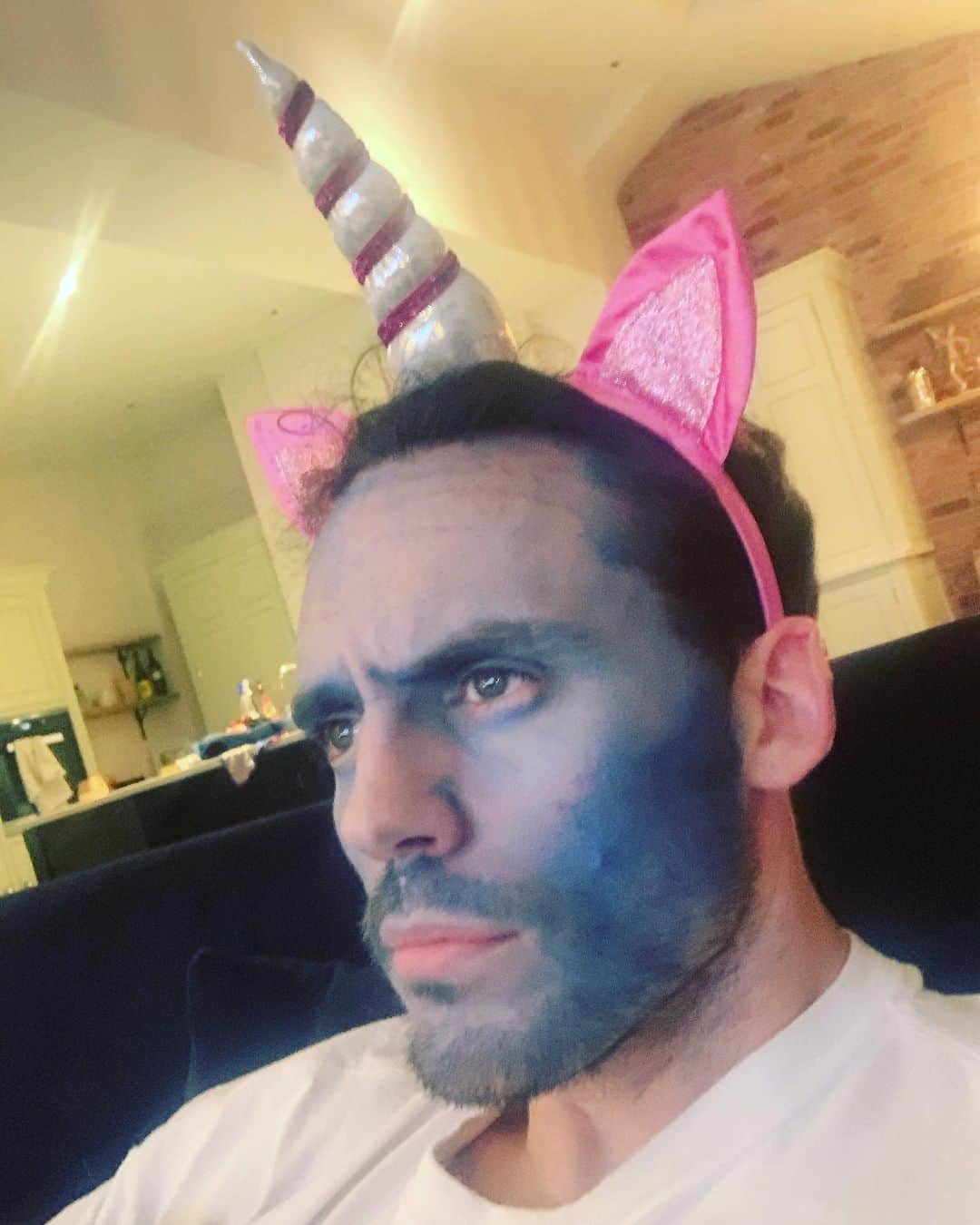 サム・クラフリンのインスタグラム：「Bluenicorn.」