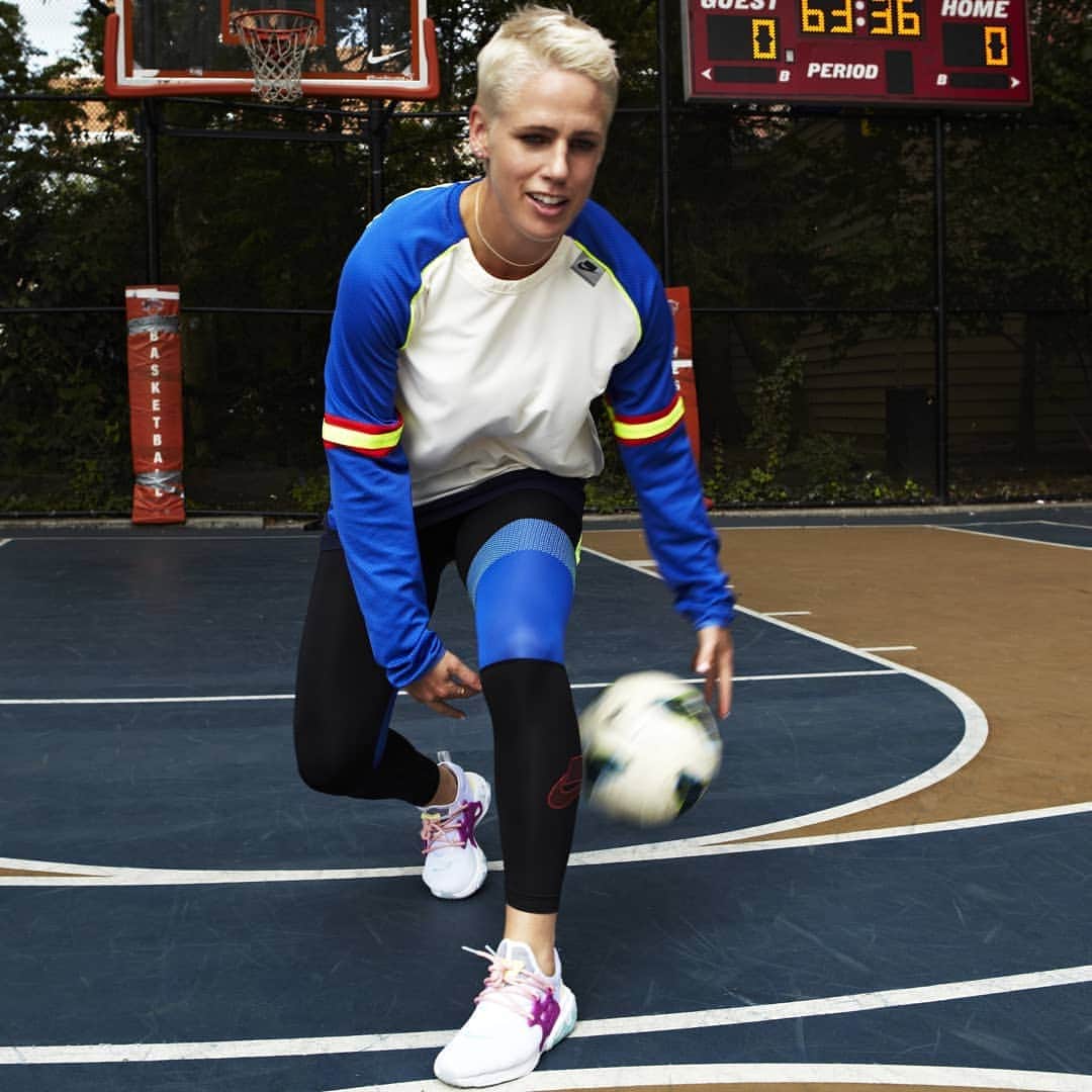 ソフィー・シュミットのインスタグラム：「Massive congrats to @canadabasketball for Qualifying for Tokyo. There will be a strong teams showing for Canada this summer! Here is a fun fact.. basketball is my other love. While in highschool I was recruited for both sports by Canadian and American Universities. One of my soccer coaches told me to quit playing 🏀 because he said I needed to focus solely on soccer if I wanted to make it. I told him I would quit but secretly kept playing high school ball all the way through highschool.  I loved soccer and took it seriously while keeping it fun, but basketball was something so different for me. It was time spent with my friends doing something with no 'pressure'. (Not to mention I never needed to worry about the weather 😜) Without basketball I would not be where I am. My biggest challenge growing up was fitness and basketball kept me fit in a fun way. Not to mention the mass of other benefits. I only know my own experience but I loved and am so thankful for growing up playing many sports, especially team sports. #ballislife #multisportathlete #dreams #Nike #RIPKobe 📸 @palombophotography」
