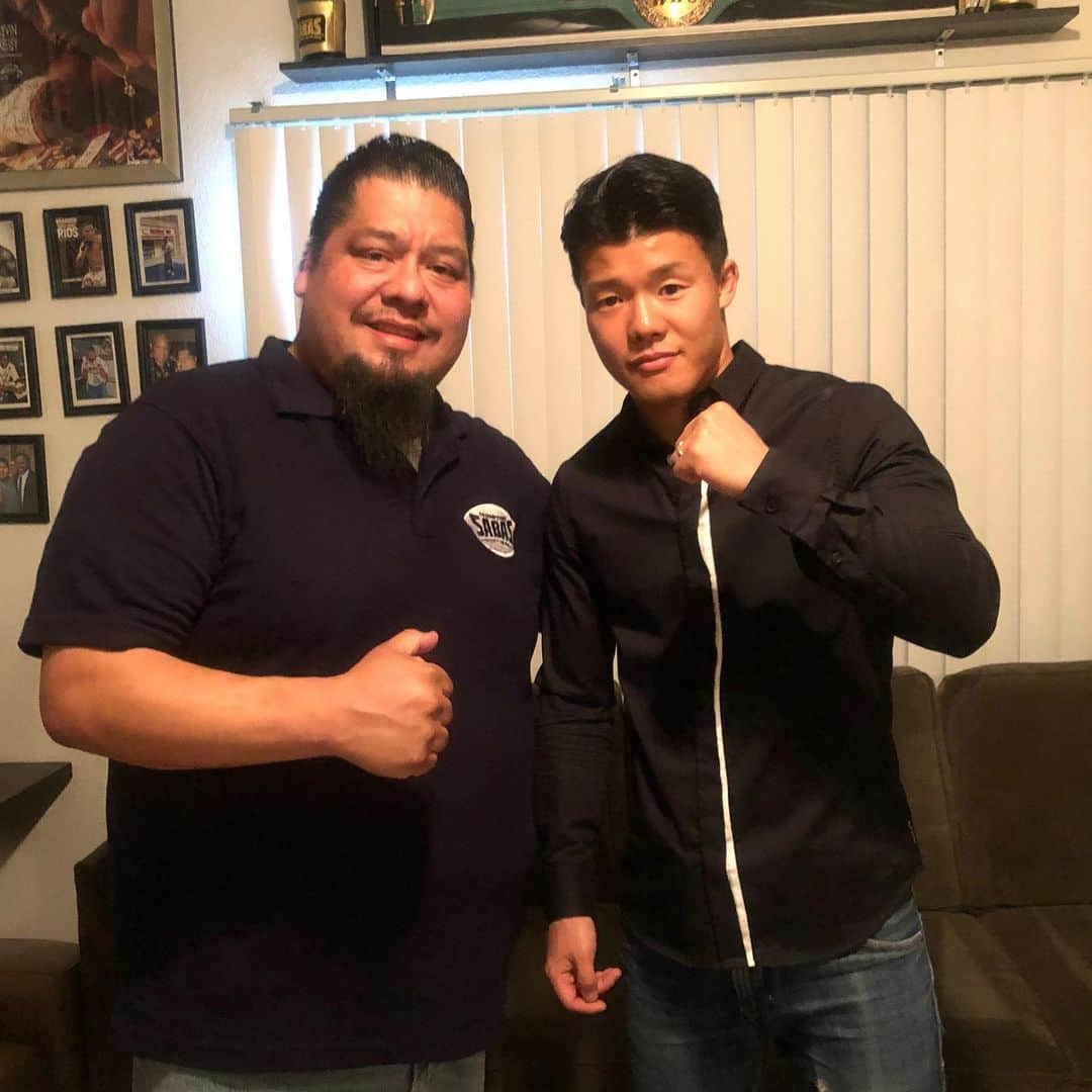 亀田和毅さんのインスタグラム写真 - (亀田和毅Instagram)「Ayer tuve el gusto de conocer a un talentoso mexicano @sabas_championsfightgear tienen  Muy buenos equipos y me encantó Muchas gracias  Visiten su instagram」2月10日 3時31分 - tomokikameda