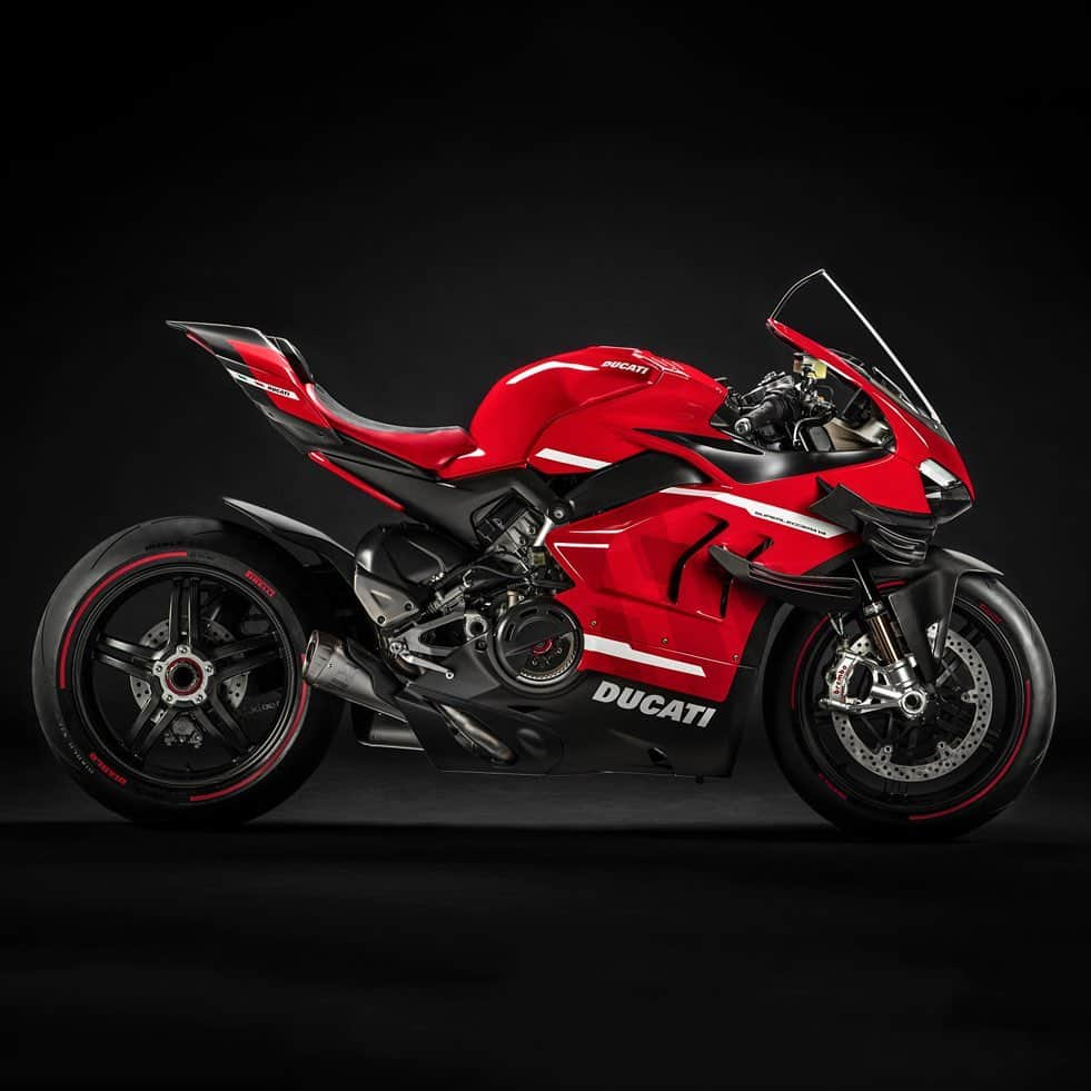 HYPEBEASTさんのインスタグラム写真 - (HYPEBEASTInstagram)「#hypeAF: @ducati has unveiled its most powerful bike yet, the Superleggera V4. With over 20 horsepower more than its predecessor, the Superleggera's Desmosedici Stradale R engine produces 220 horsepower in its standard configuration and a whopping 234 horsepower when tuned. It’s also 35 pounds lighter than the Panigale, coming in at 350 pounds thanks to its extensive use of carbon fiber, titanium, and magnesium.⁠⠀ Photo: Ducati」2月10日 3時32分 - hypebeast