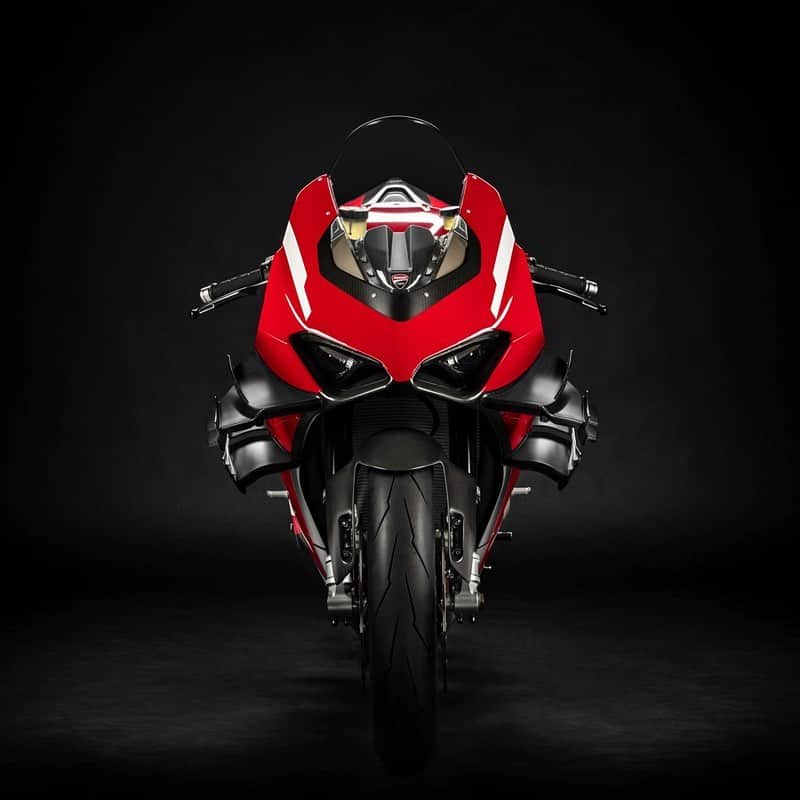 HYPEBEASTさんのインスタグラム写真 - (HYPEBEASTInstagram)「#hypeAF: @ducati has unveiled its most powerful bike yet, the Superleggera V4. With over 20 horsepower more than its predecessor, the Superleggera's Desmosedici Stradale R engine produces 220 horsepower in its standard configuration and a whopping 234 horsepower when tuned. It’s also 35 pounds lighter than the Panigale, coming in at 350 pounds thanks to its extensive use of carbon fiber, titanium, and magnesium.⁠⠀ Photo: Ducati」2月10日 3時32分 - hypebeast