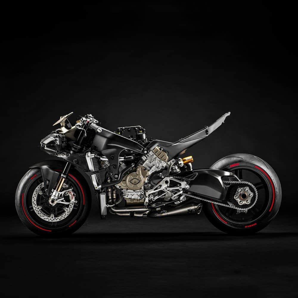 HYPEBEASTさんのインスタグラム写真 - (HYPEBEASTInstagram)「#hypeAF: @ducati has unveiled its most powerful bike yet, the Superleggera V4. With over 20 horsepower more than its predecessor, the Superleggera's Desmosedici Stradale R engine produces 220 horsepower in its standard configuration and a whopping 234 horsepower when tuned. It’s also 35 pounds lighter than the Panigale, coming in at 350 pounds thanks to its extensive use of carbon fiber, titanium, and magnesium.⁠⠀ Photo: Ducati」2月10日 3時32分 - hypebeast