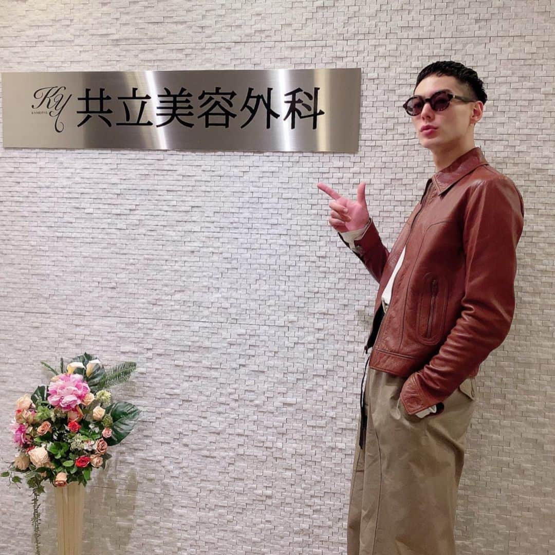 のインスタグラム：「メンズモデルの岩崎拓馬さんが渋谷院に遊びに来てくださいました🤎🤎🤎 ・ ご縁がありお付き合いをさせていただいております😋 ・ ✅スペシャルアンチエイジング点滴 ✅プラセンタ注射 を、受けられました💉 ・ 定期的に【点滴・注射】メニューを受けにきてくださっています👩🏻‍⚕️✨ ・ 《点滴・注射メニュー》 ☑︎美肌注射 ☑︎にんにく注射 ☑︎スペシャルアンチエイジング注射 ☑︎ダイエット注射 ☑︎プラセンタ注射 ☑︎共立モアホワイト点滴(超美白点滴) ☑︎超高濃度ビタミンC点滴 ☑︎スペシャルアンチエイジング点滴 ・ 即効性があり、体調不良や疲労回復、予防にも効果的です‼️ ・ サクッとお仕事の合間などでも受けていただけます☺️💉 ・ 当日予約も承っておりますので、お気軽にお問い合わせくださいね📞 ・ 岩崎拓馬さんのこれからのご活躍も応援してます📣 ・ またお待ちしてますね🤎 ・ 【渋谷院】 ➿0120-340-428 ・ 【銀座院】 ➿0120-560-340 ・ 【千葉院】 ☎︎043-242-8210 ・ 【横浜院】 ➿0120-4580-34 ・ 【池袋院】 ➿0120-340-800 ・ 【立川院】 ➿0120-489-340 ・ 【上野御徒町院】 ➿0120-340-444 ・ 【全国25院共通】 ➿0120-500-340 ・ #共立美容外科 #共立美容歯科 #共立美容皮膚科 #美容 #美容外科 #美容皮膚科 #美容歯科 #整形 #クリニック #渋谷 #shibuya #kyoritsubiyo #cosmeticsurgery #plusticsurgery #beauty #clinic #mens #mensmodel #岩崎拓馬 #model #モデル #メンズモデル #芸能人御用達 #プラセンタ注射 #アンチエイジング点滴 #美肌注射」