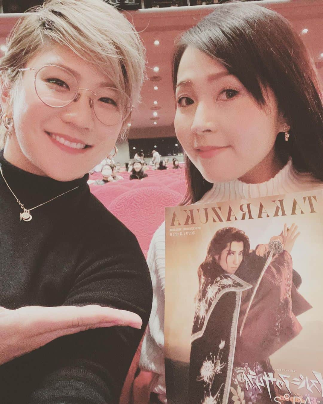 成田美寿々さんのインスタグラム写真 - (成田美寿々Instagram)「昨日は1ヶ月ぶりの宝塚の世界へ🥰 初の1番前の席でした😘😘 本当に出会いに感謝です😭✨✨ ありがとうございます！！！！ #宙組　さんはセレナの大好きな キキちゃんこと#芹香斗亜　さんがいる組！ 私も大好きな方なので2人とも大興奮😍😍 もうあの笑顔にやられない人はいないと思うの…🤤❤️❤️ セレナも言ってたけど私もクラブに名前つけようかなって。 私のちなさんが火を吹くぜ…ってww #鳳月杏 、 そして目線を何回も何回もくれた#星風まどか　さん。 え？顔ちっちゃ。かわいっ。可愛すぎるってなった。娘役さんの現役での推しは#真彩希帆  さんしかいなかったんだけど推しちゃいそうです。むちゃ可愛い😍😍 ずんちゃんこと#桜木みなと　さん 悪役大好きな私たちとしてはとてもいい表情やお芝居をしていて素敵でした❤️ ずんベネディクトもハマってたし🤩 あと個人的に大好物なのは専科の #英真なおき　さん。 お芝居大好きなんだけど、今回ショーに出てくれててめっちゃ嬉しかった🤣❤️ まああとはセレナが細かく書き綴ってるので笑 とにかく大興奮の1日でしたっ❤️❤️ #宝塚好きな人と繋がりたい  #宝塚歌劇団」2月10日 13時17分 - misuzunarita