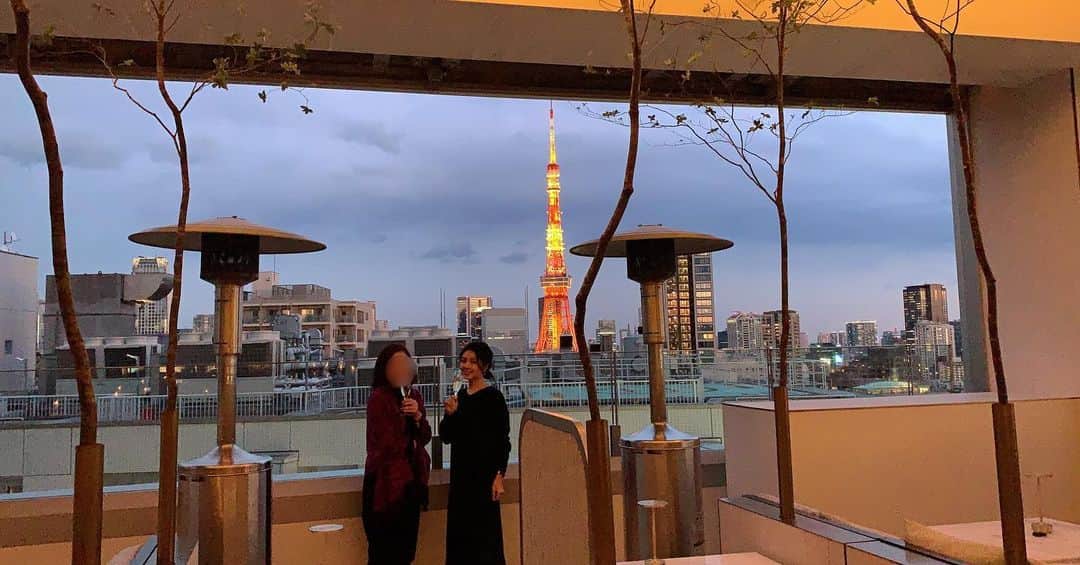 日下裕江さんのインスタグラム写真 - (日下裕江Instagram)「BALCON TOKYO  1/24 New Open✨ 三井ガーデンホテルのルーフトップにできた 大人のバルコニー🌿  お洒落で落ち着いてて 寛げる素敵な空間でした✨  お料理もDDホールディングスが手掛けてるだけあってとっても美味しかった😋  半個室が窓際に何席かあって、六本木の街を一望できちゃう♪ 今まで見たことの無い六本木の街並みが見れたよ✨  そこのソファーがとっても座り心地も居心地も良いから、お部屋にいるみたいに寛げる❀.*･ﾟ  時を忘れられる空間✨  また来たいって 思わせる素敵なレストランでした🍽💓 @balcon_tokyo  #balcontokyo #balcony #rooftoprestaurant #rooftopbar #tokyotower #大人のバルコニー #大人の遊び場 #東京タワー #ルーフトップバー #ルーフトップ」2月10日 13時30分 - hiroe___h