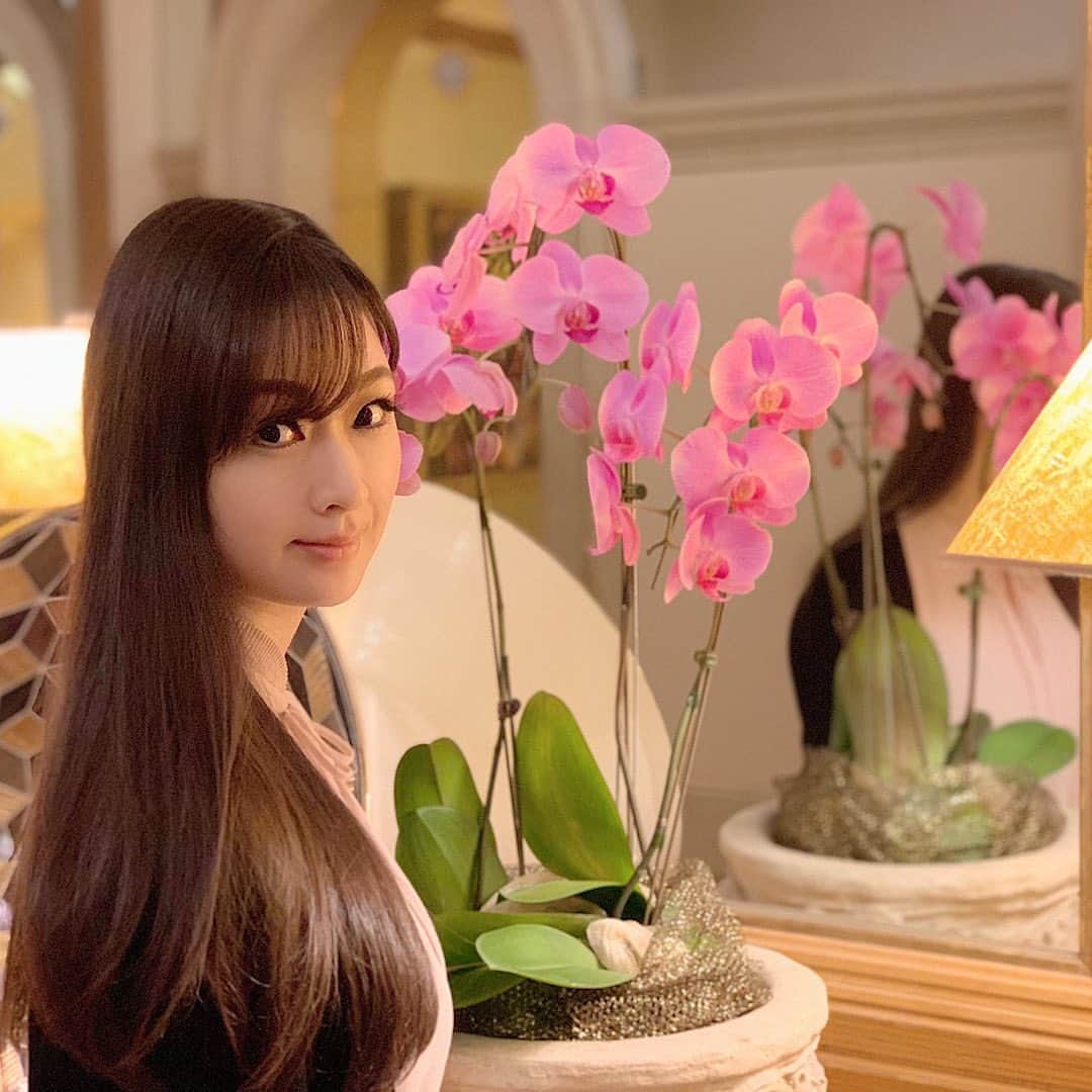 和多田藍のインスタグラム：「1.アリビラには立派なオーキッドが沢山💗﻿ 2.自然溢れるホテルのビーチ🌊﻿ 3.ライトアップされたホテルのガーデン🎄﻿ 4.美ら海水族館のガーデン💐﻿ 5.ドリーと泳ぐセナスジベラ🐟🐠﻿ 6.おやすみ中のサメの家族😴﻿ ﻿ ﻿ #沖縄#沖縄旅行#旅行#旅游#胡蝶蘭#蝴蝶兰#オーキッド#orchid#Okinawa#trip#travel」