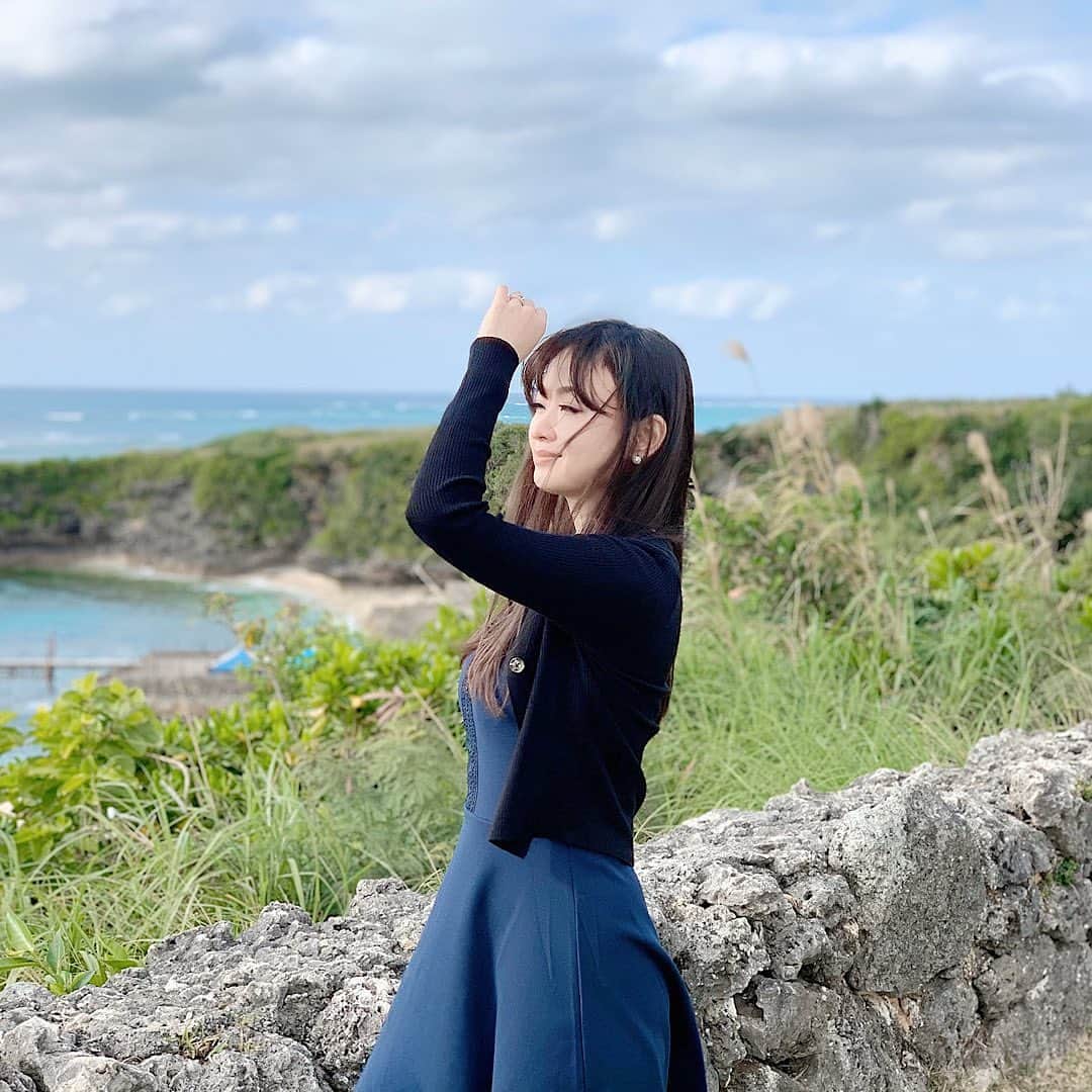 和多田藍のインスタグラム：「1.ホテルの周りも雄大な景色💙﻿ 2.バルコニーから見えるサンセット🌅﻿ 3.乗馬体験をさせてくれるお馬さん🐴﻿ 4.プールサイドの大きなガジュマルの木🌳﻿ 5.夜はロマンチックなライトアップ✨﻿ ﻿ 島人ぬ宝に沢山ふれることが出来ました🌺🌌﻿ ﻿ ﻿ #沖縄#沖縄旅行#読谷村#旅行#旅游#Okinawa#trip#travel」
