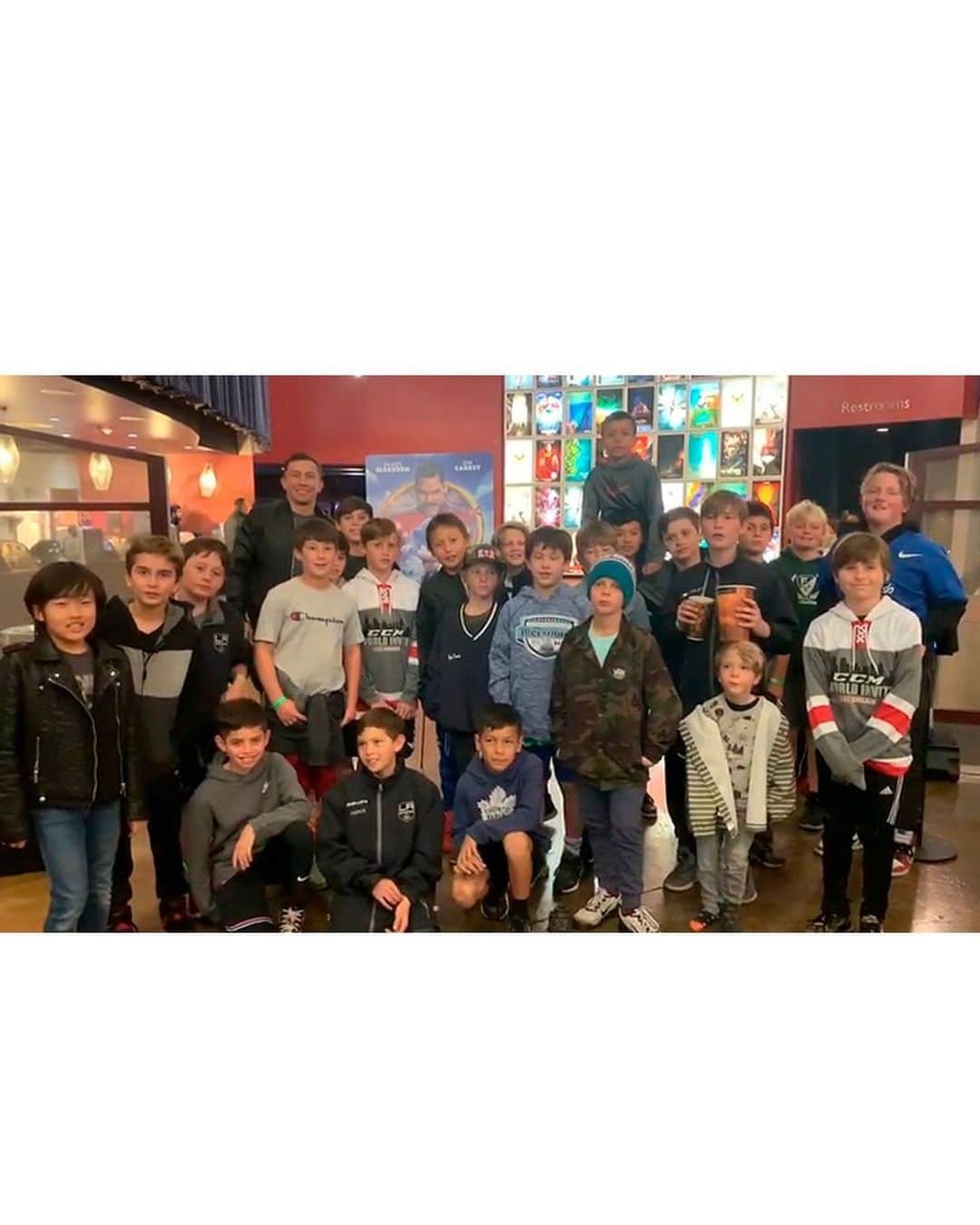 ゲンナジー・ゴロフキンさんのインスタグラム写真 - (ゲンナジー・ゴロフキンInstagram)「Had a great time with my son and his ice hockey team at private screening of @sonicmovie. Thanks @paramountpics #hockeydad ⠀  Посетили с сыном и его хоккейной командой закрытый показ фильма @sonicmovie. Спасибо #Paramount за приглашение.」2月10日 13時40分 - gggboxing