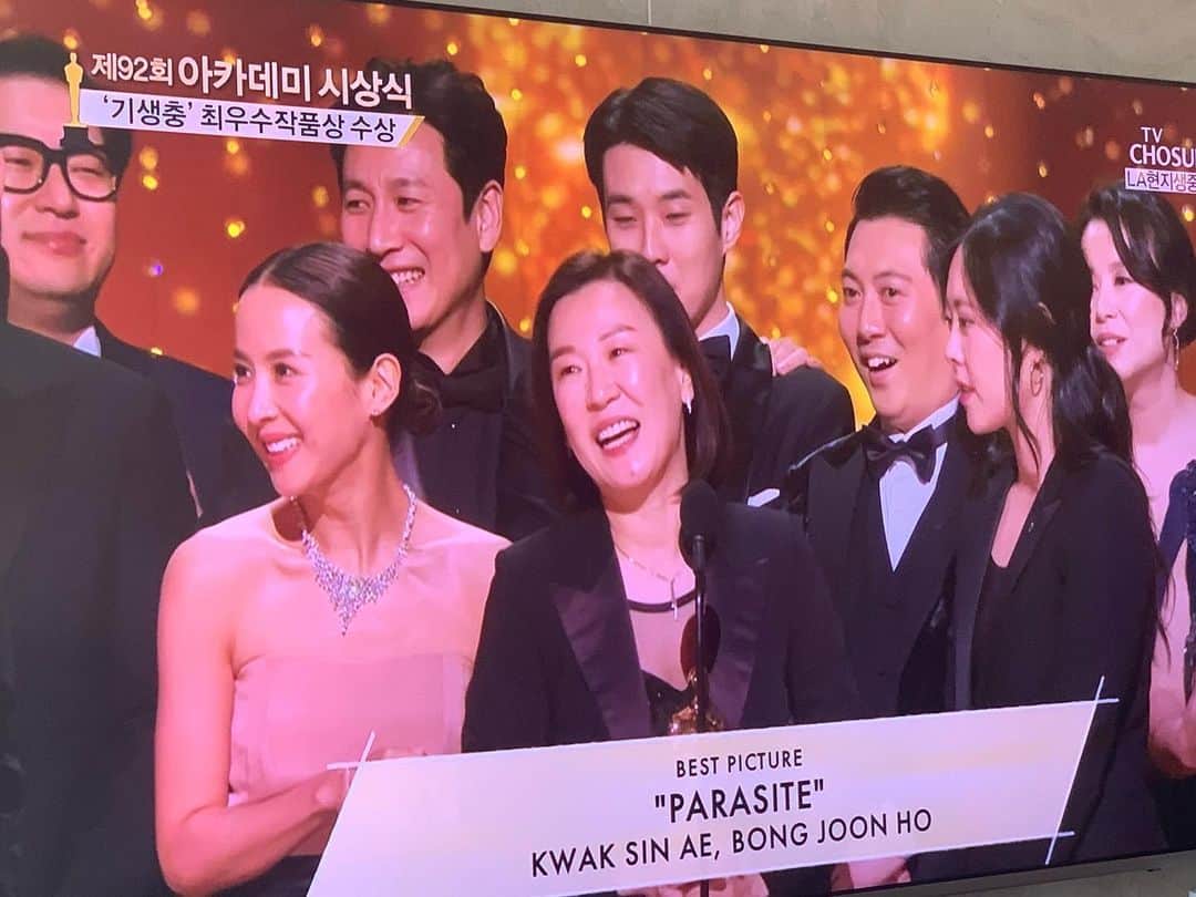 イ・ジェウォンのインスタグラム：「. 역사적인 날👏 페뤄싸잇~ 하는데 가슴이 벅차오르네요 자랑스럽습니다 대한민국🇰🇷 #bestpicture #parasite」