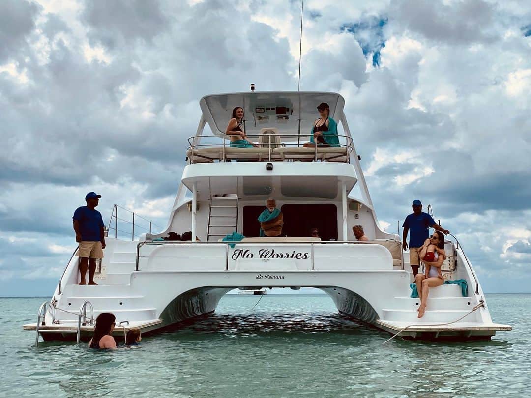 パトリック・J・アダムスのインスタグラム：「We’re on a boat.  @casadecampodr & @howelltalentrelations #casadecamporesort & #DominicanRepublic  #travelpartner」