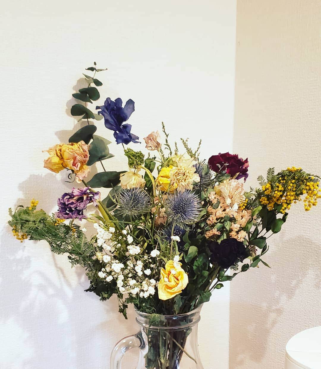 梅田陽子さんのインスタグラム写真 - (梅田陽子Instagram)「頂いたお花をつぎつぎとドライフラワーにしていったら大きくなっていきました。 整えて、スワッグみたいにしてみようかな。  #ドライフラワー#お花#お花大好き#お花のある暮らし#flower」2月10日 13時45分 - yokoumeda