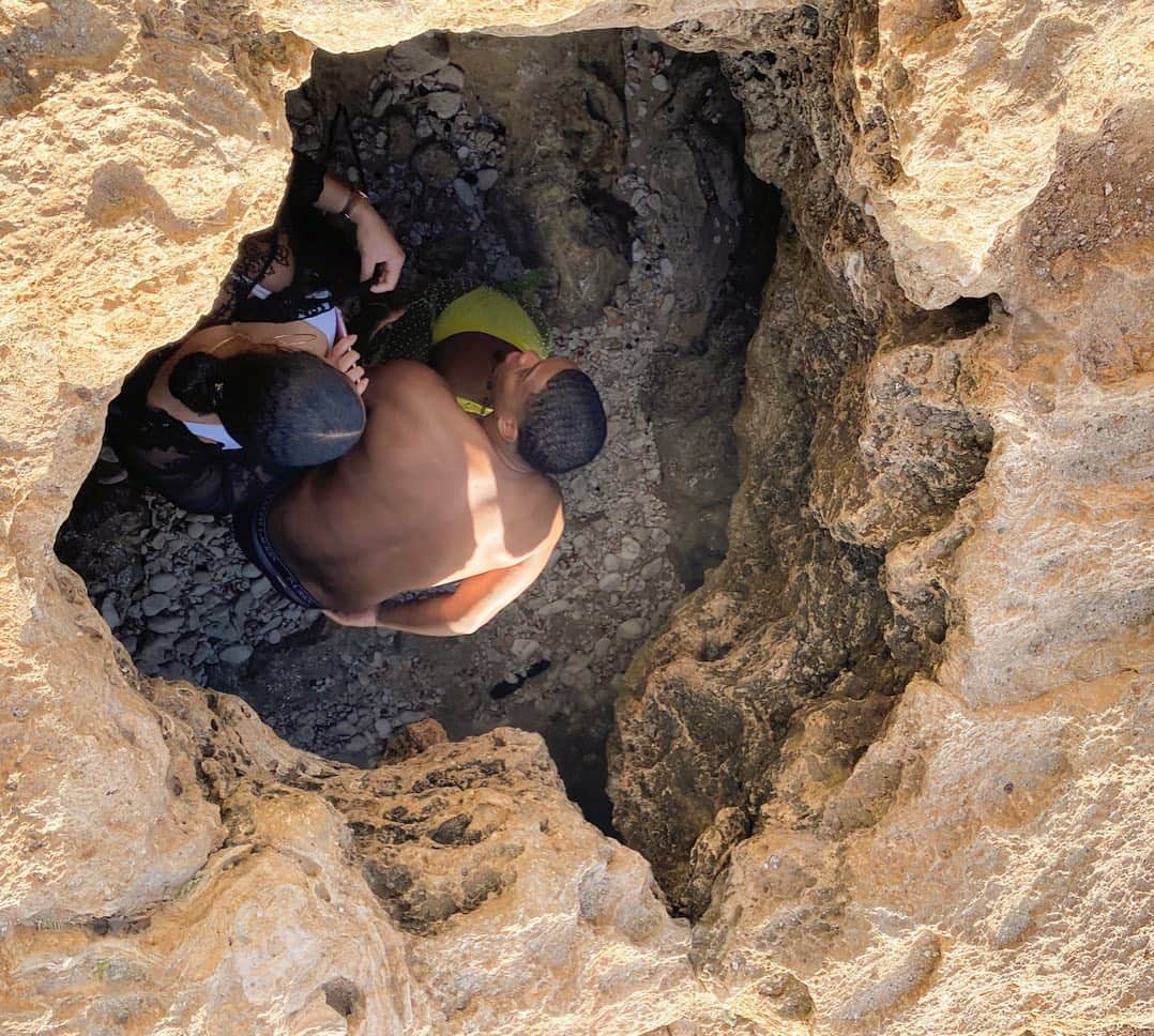 マキ・コニクソンさんのインスタグラム写真 - (マキ・コニクソンInstagram)「マカハの帰りに前から行きたかった”Marmaid Cave”に行って来ました！場所はナナクリ ビーチパークにあります！ カプリ島の青の洞窟を思い出させる神秘的な洞窟で観光客があまりいない秘境とも言える場所！天井から降り注ぐ光によって海面が美しく煌めいている様が”まるで人魚が住む洞窟のよう”ということからその名が付いたそう！波打ち際の穴からそのまま海にダイブする人もいるけど波が高いとかなり危険なのでくれぐれも注意して下さいね！そして岩場で歩きにくいからバランス崩してコケない様にこれまた気を付けて下さい！☝🏼 #ハワイのおすそ分け🤙🏼 #ハワイ版青の洞窟ストーリー見てね！ #洞窟にさす光が神がかってたー。✨✨ #今日は盛り沢山の1日だった！」2月10日 13時55分 - makikonikson